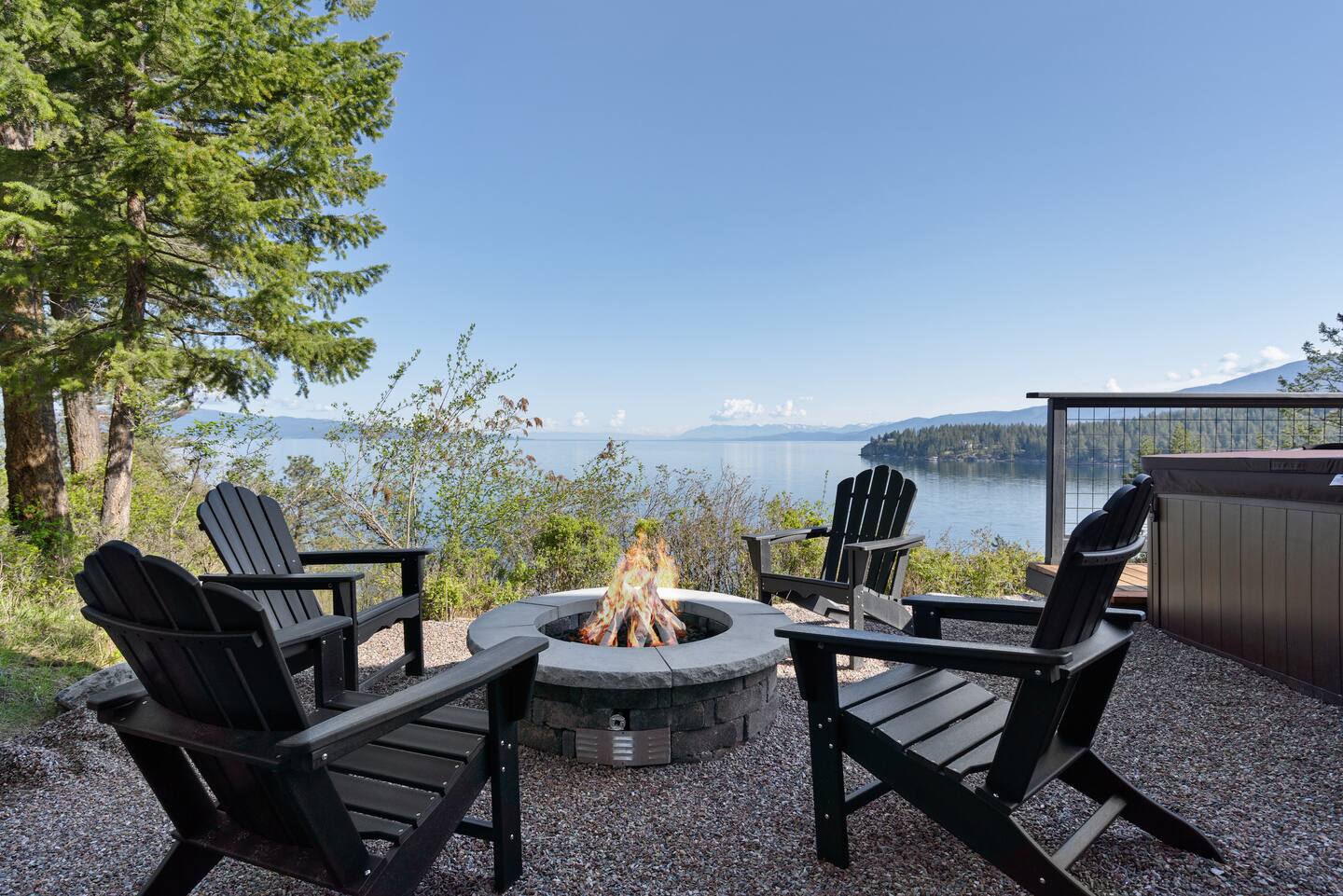 terrasse gravillons avec brasero et fauteuil adirondack