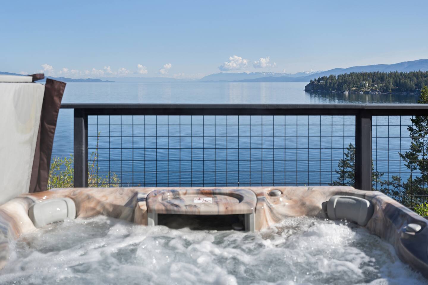 terrasse vue lac avec jacuzzi