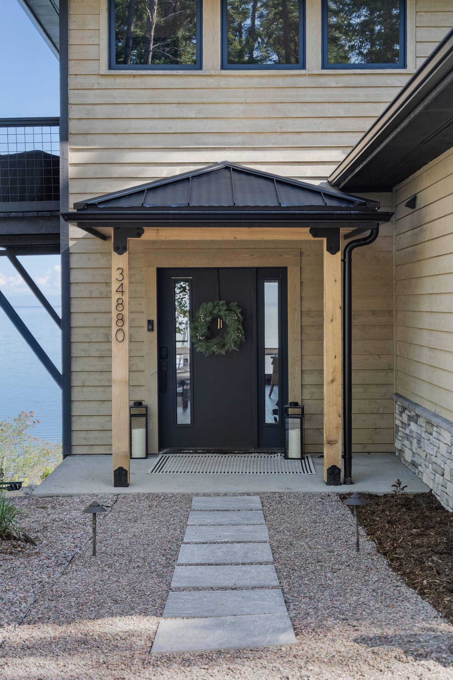 entrée maison en bois
