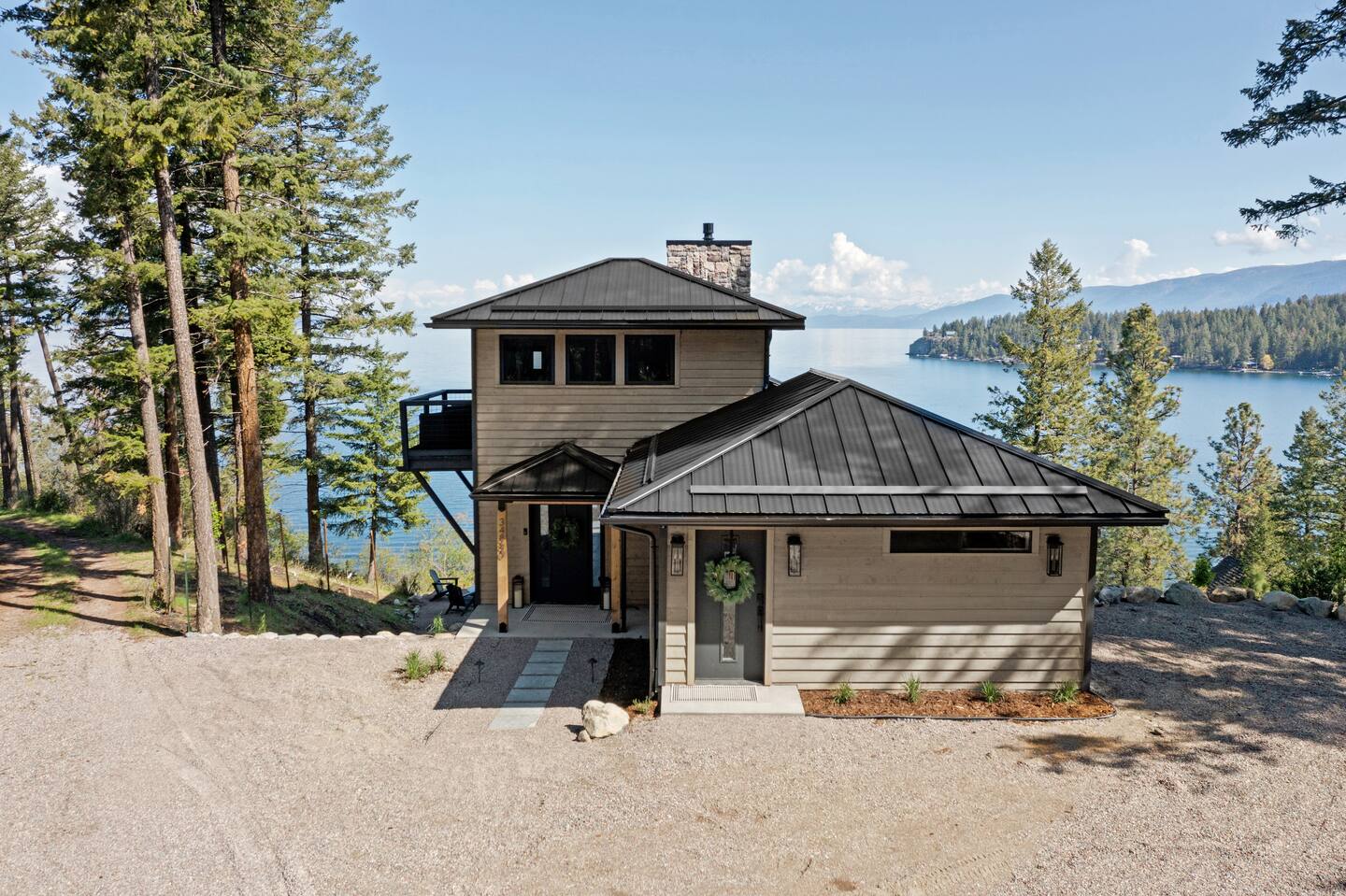 maison en bois contemporaine au bord d'un lac