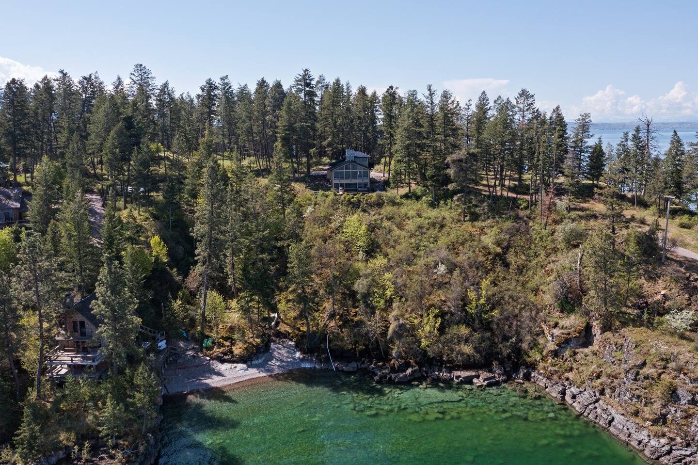 maison en bois contemporaine au bord d'un lac