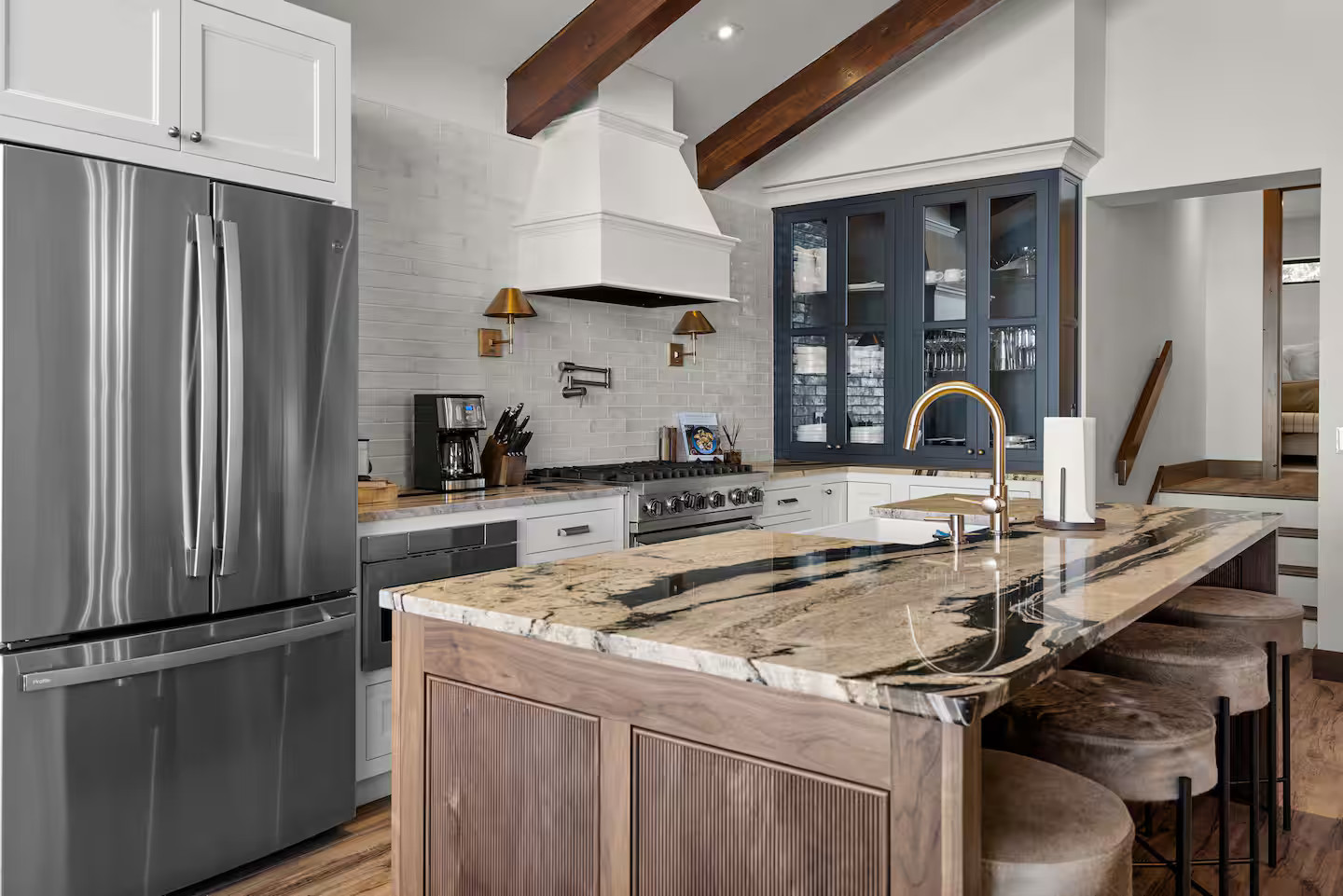 cuisine avec poutres décoration contemporaine maison en bois
