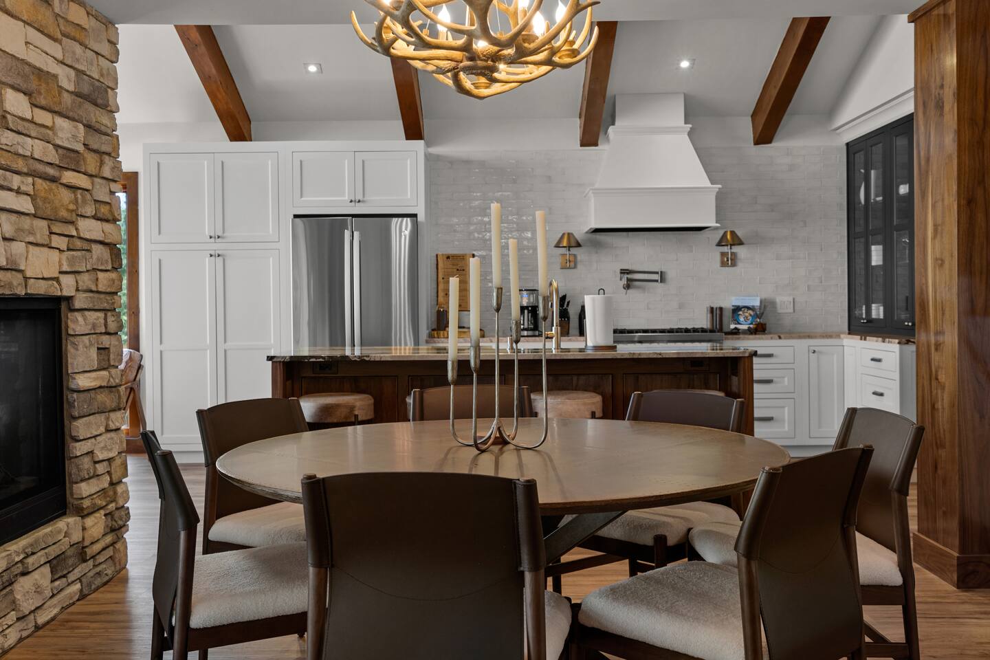 salle à manger et cuisine avec poutres décoration contemporaine maison en bois