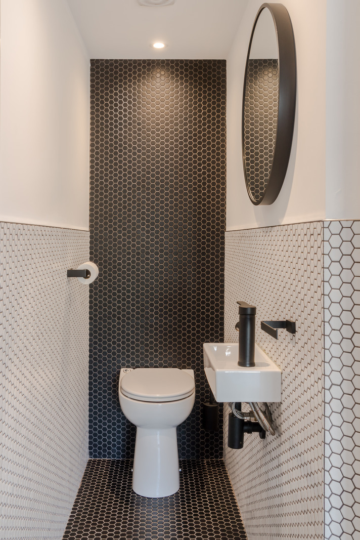toilettes émaux de briare noir et blanc