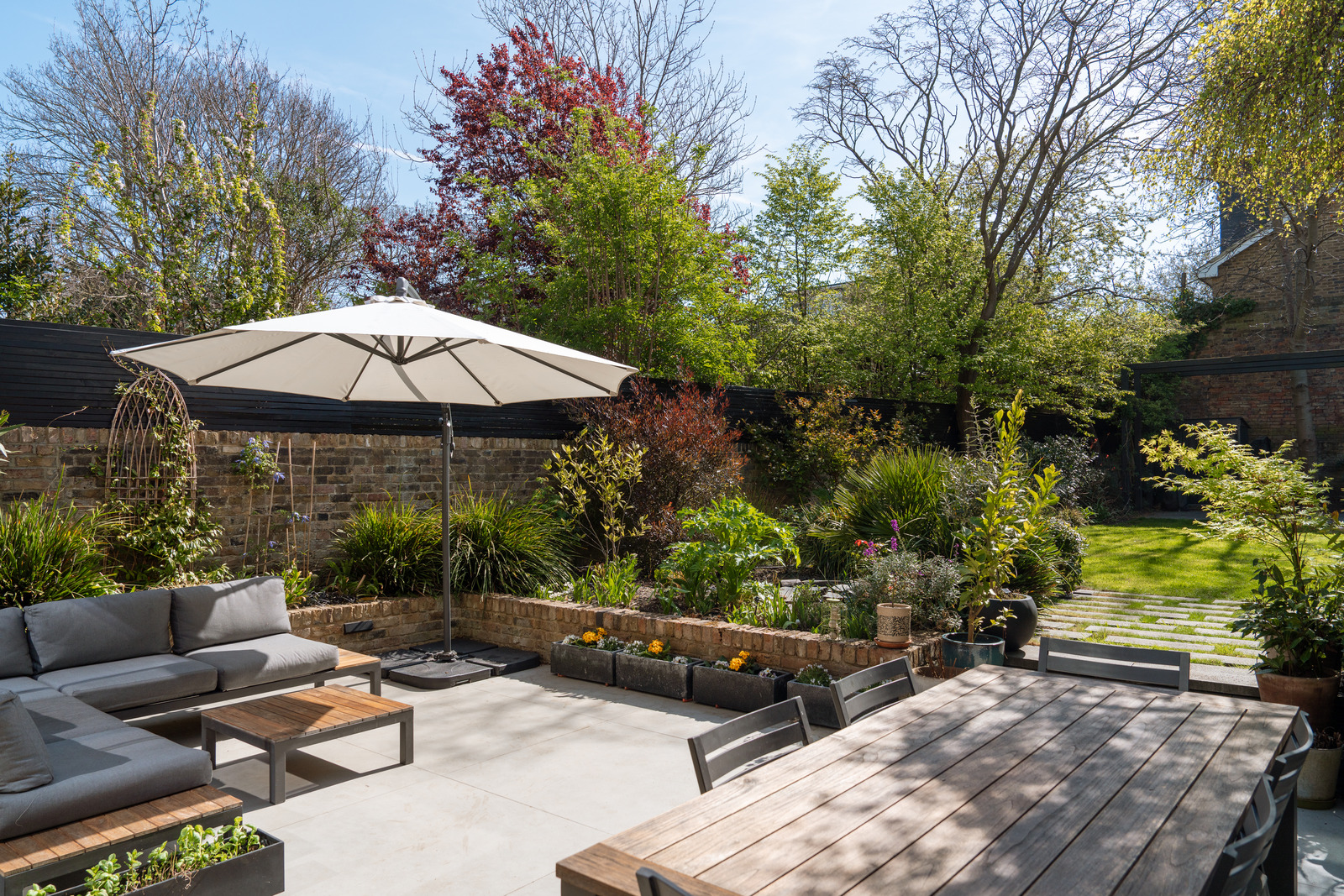 jardin de ville avec terrasse