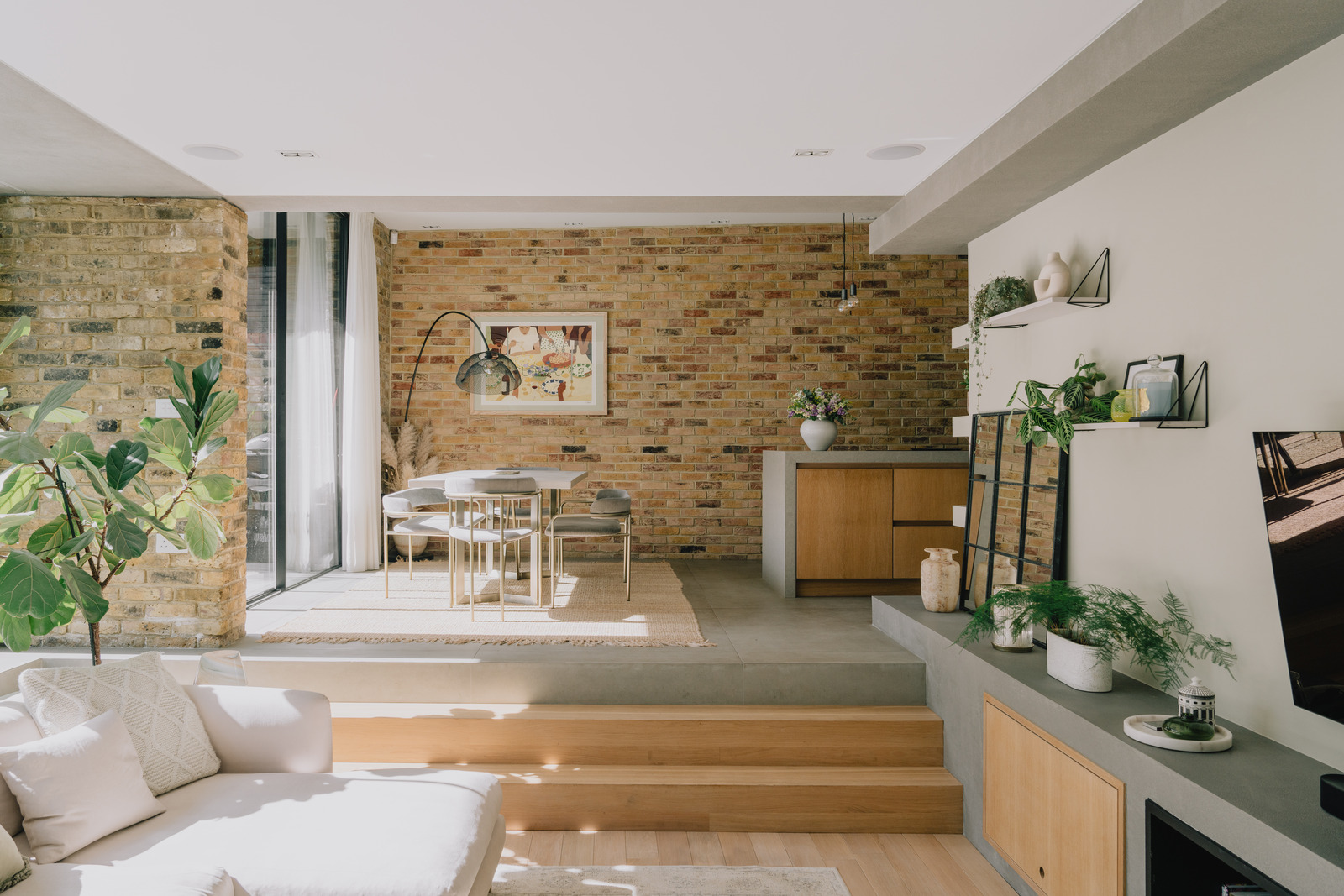 salon avec baie vitrée maison de ville Londres mur briques