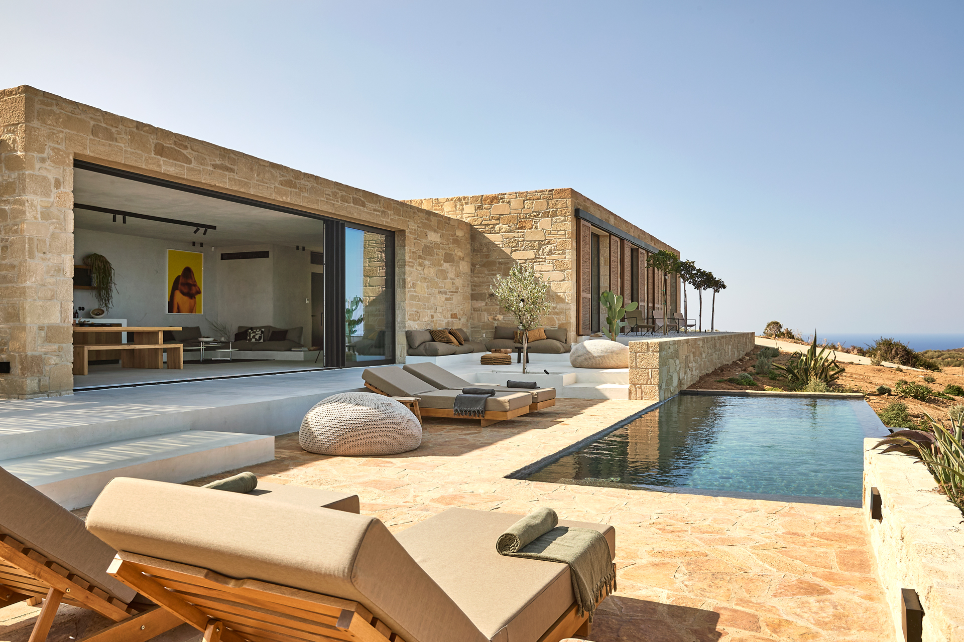 terrasse maison contemporaine en pierres Crète Metochi Lodge avec piscine