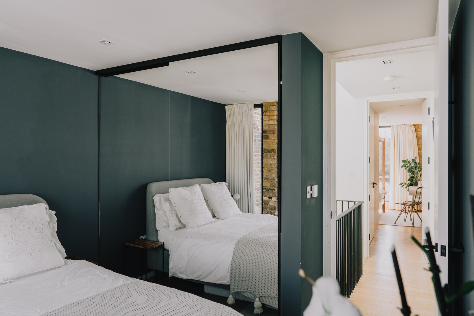 chambre bleue avec placard miroir