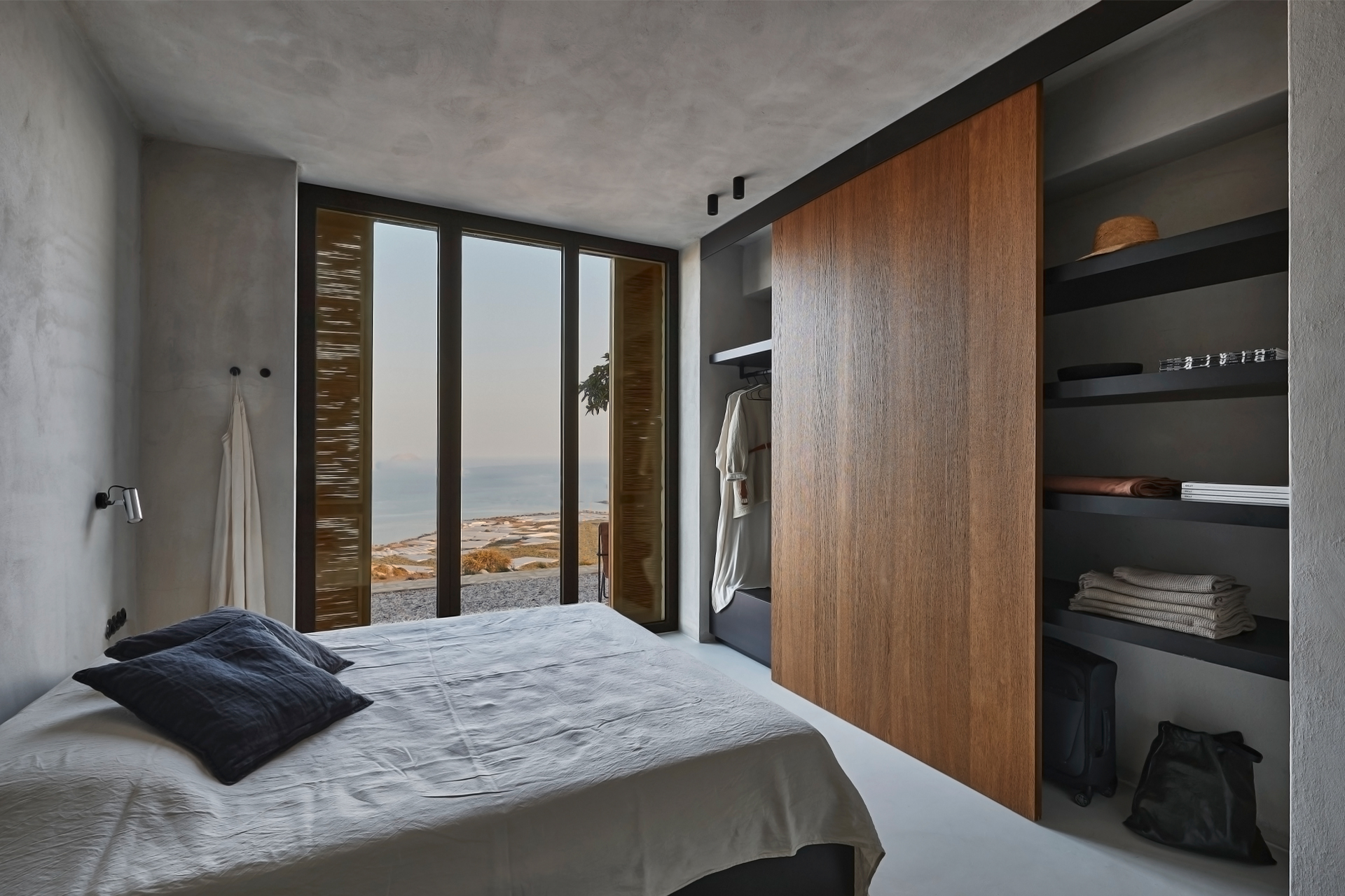 chambre murs gris Metochi Lodge
