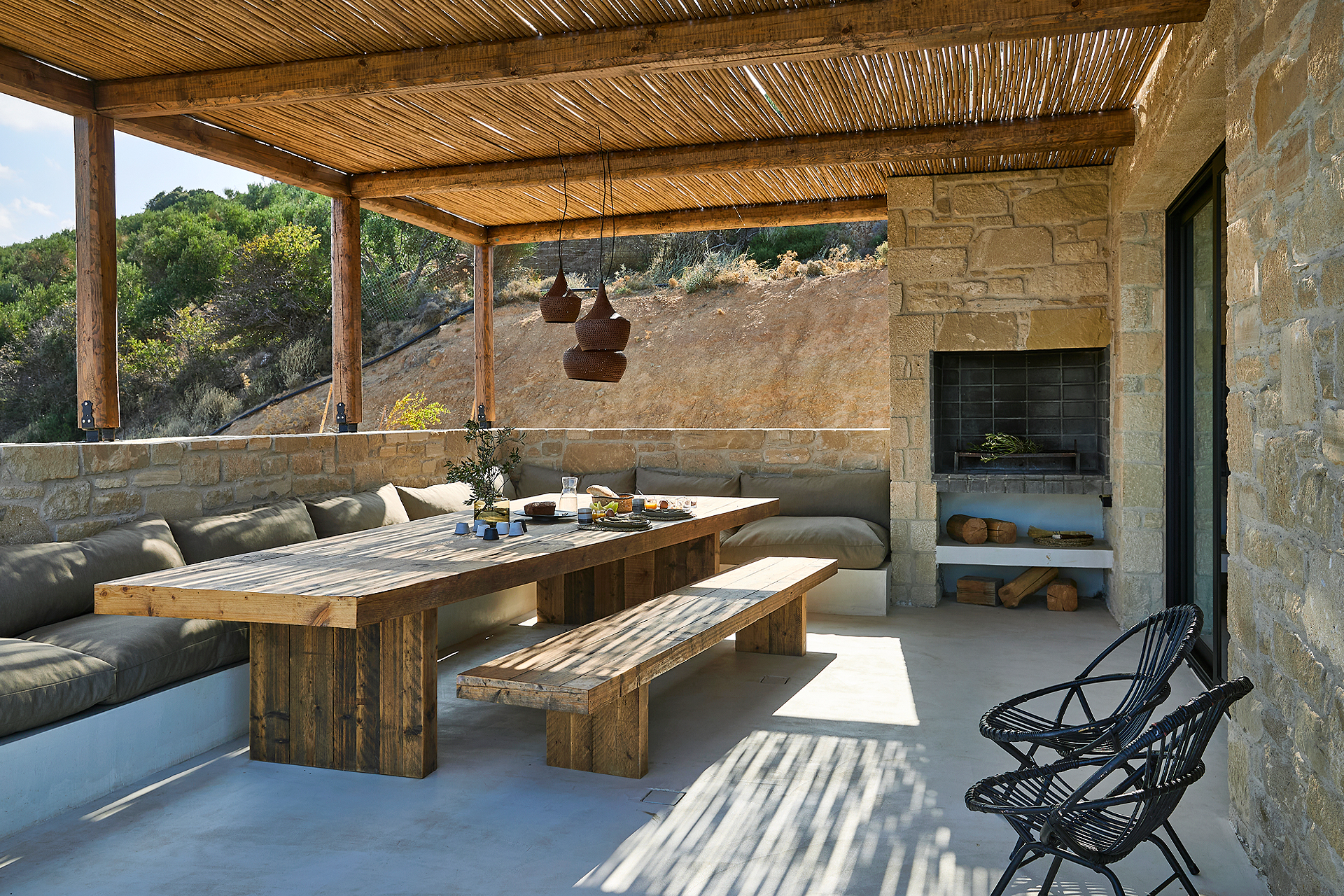 terrasse avec pergola maison contemporaine en pierres Crète Metochi Lodge avec piscine