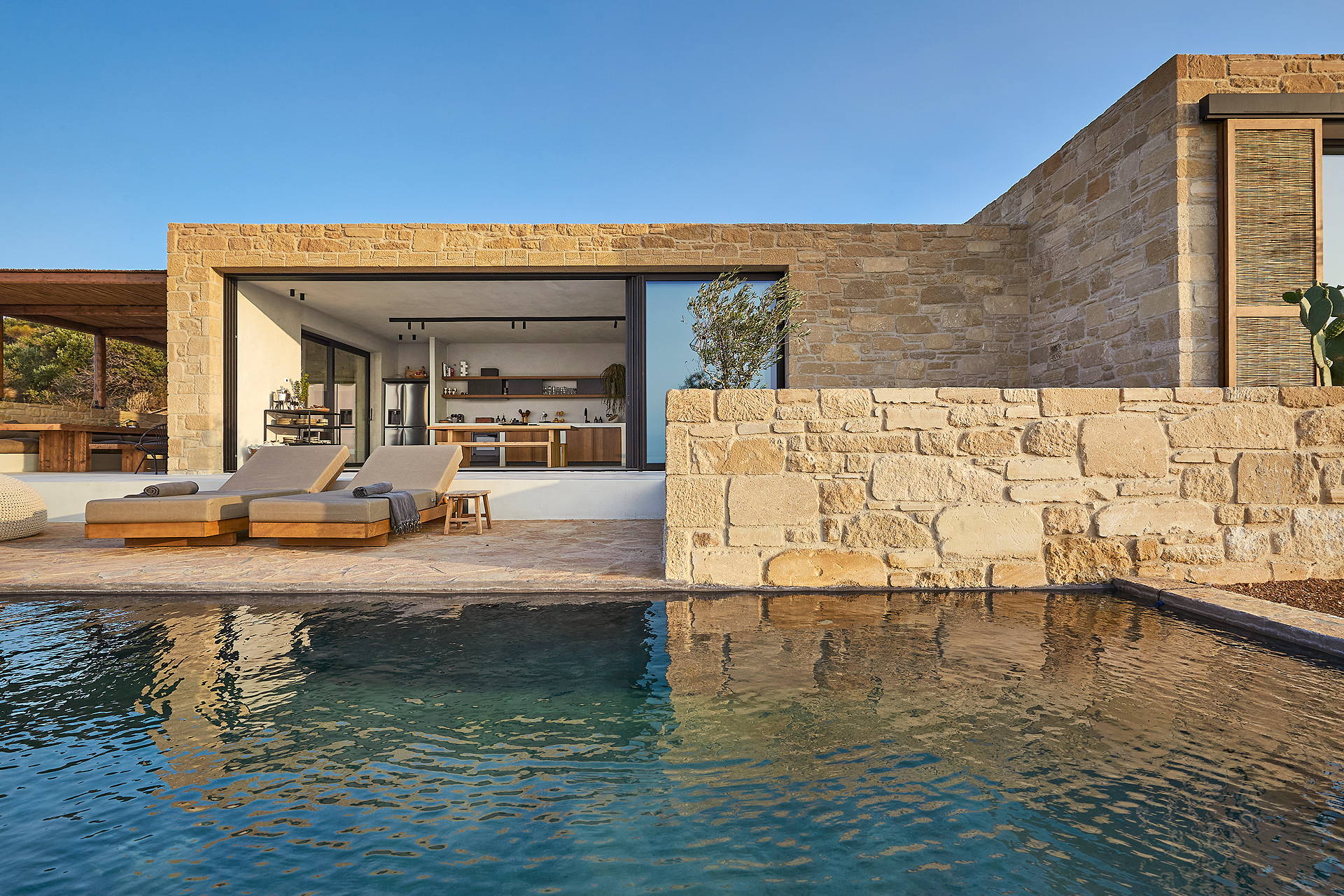 maison contemporaine en pierres Crète Metochi Lodge avec piscine
