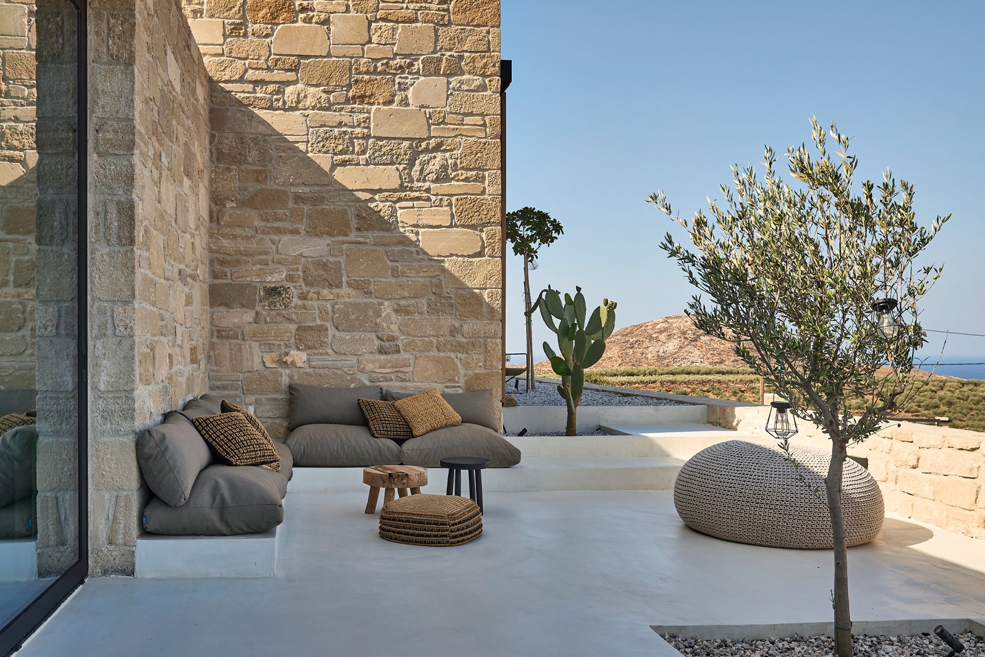 terrasse maison contemporaine en pierres Crète Metochi Lodge avec piscine