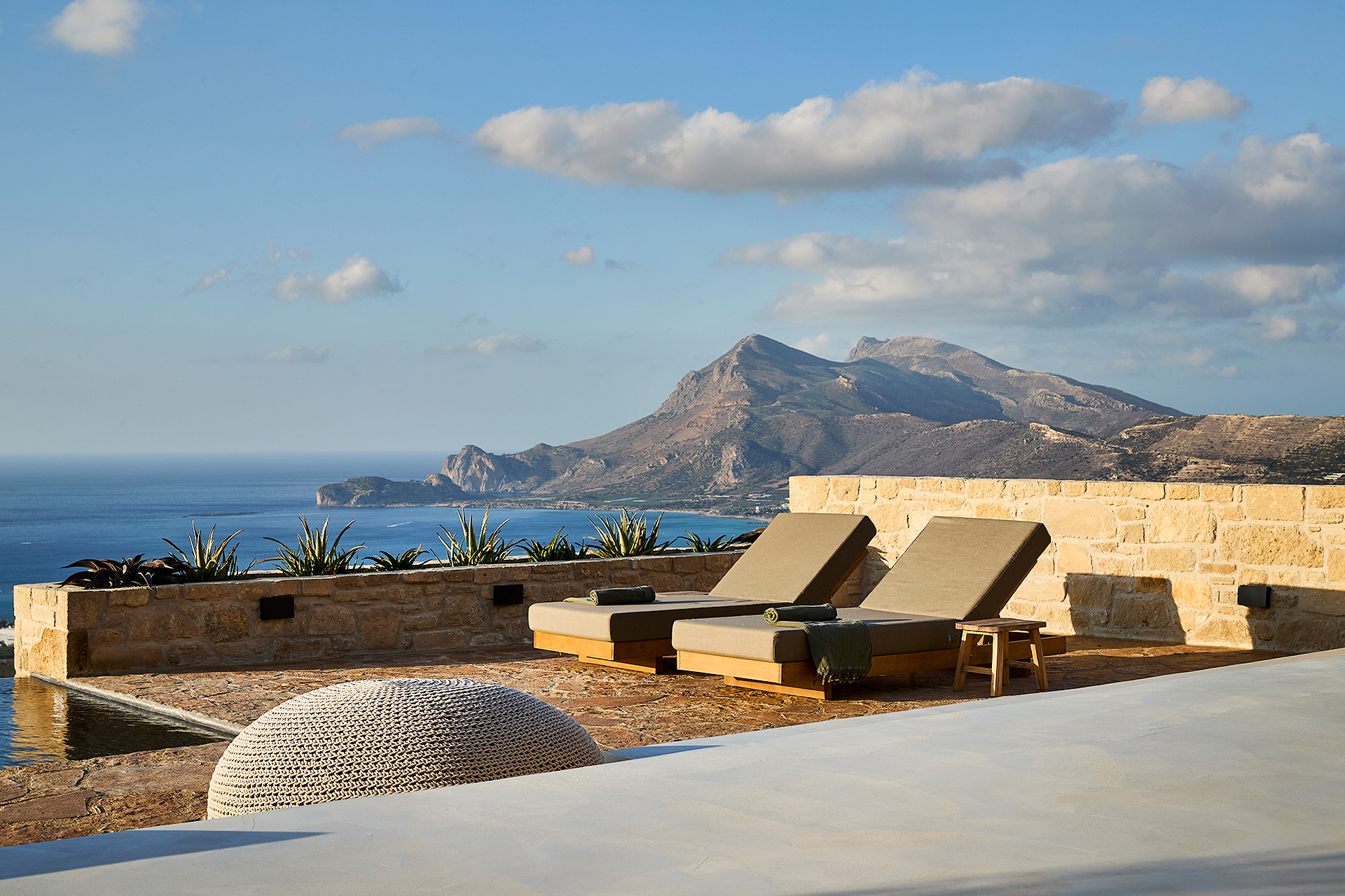 piscine vue mer maison contemporaine en pierres Crète Metochi Lodge avec piscine