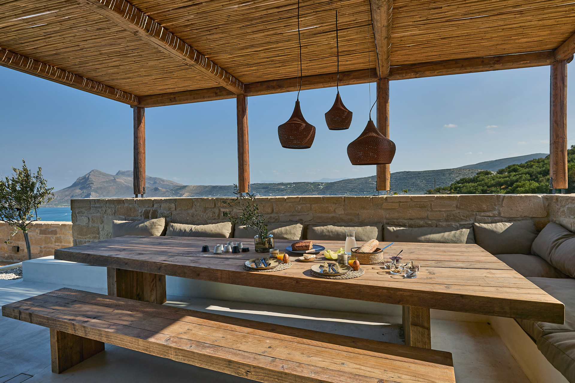 terrasse avec pergola maison contemporaine en pierres Crète Metochi Lodge avec piscine