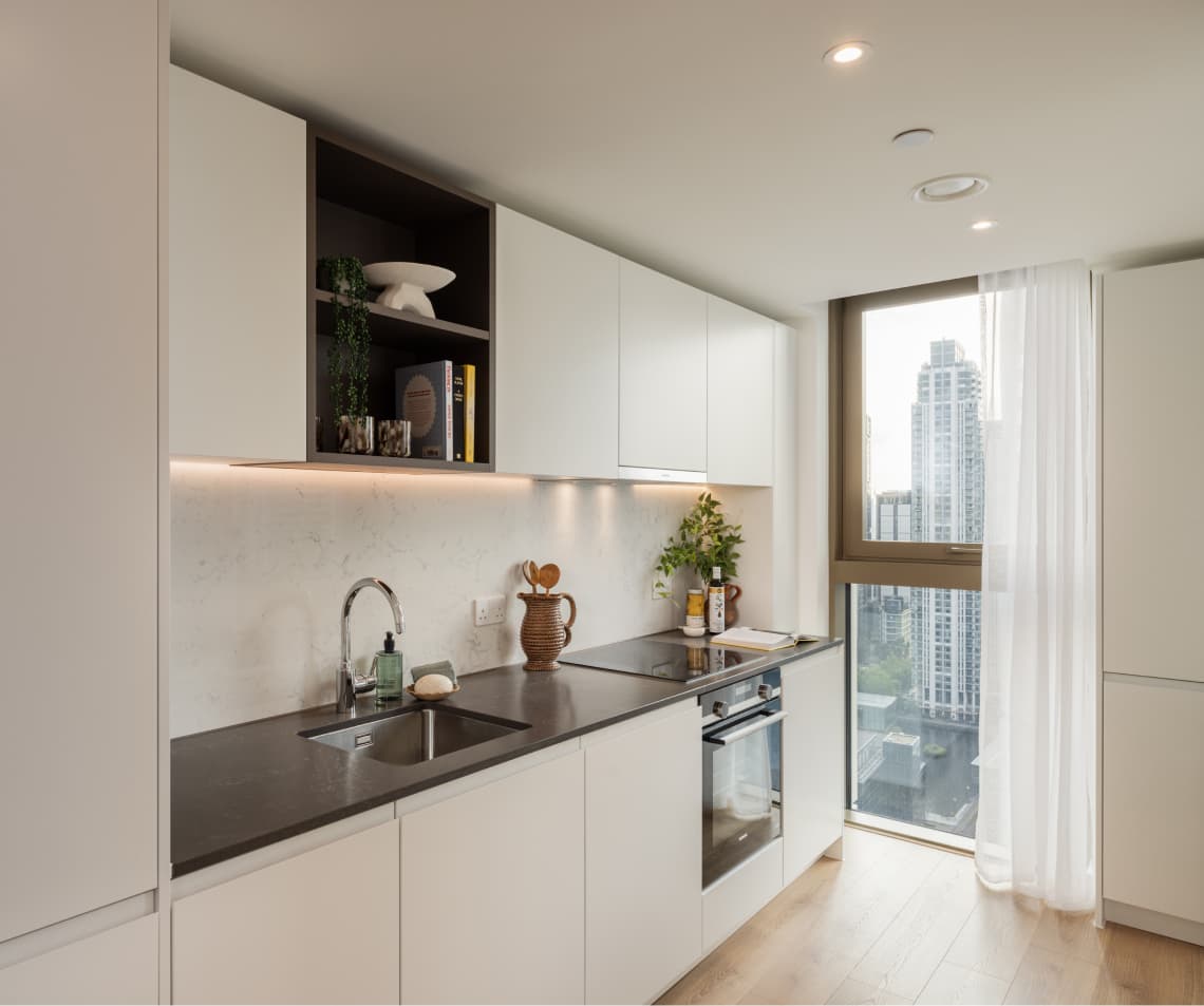 cuisine blanche design apppartement Londres sur les quais décoration contemporaine