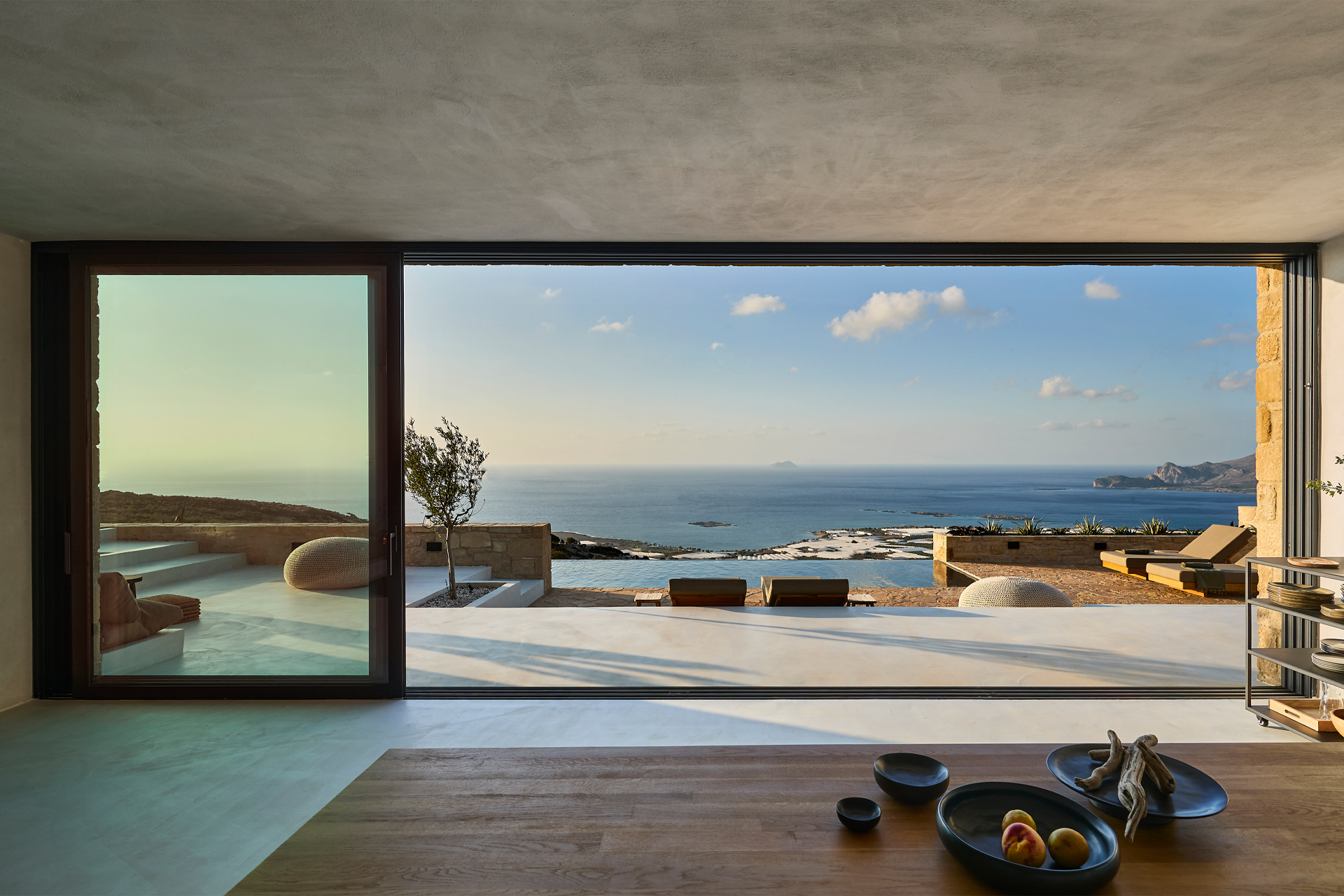 salon vue mer maison contemporaine en pierres Crète Metochi Lodge avec piscine