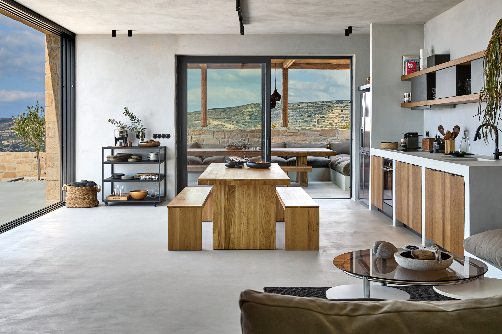 cuisine et salle à manger maison contemporaine en pierres Crète Metochi Lodge avec piscine
