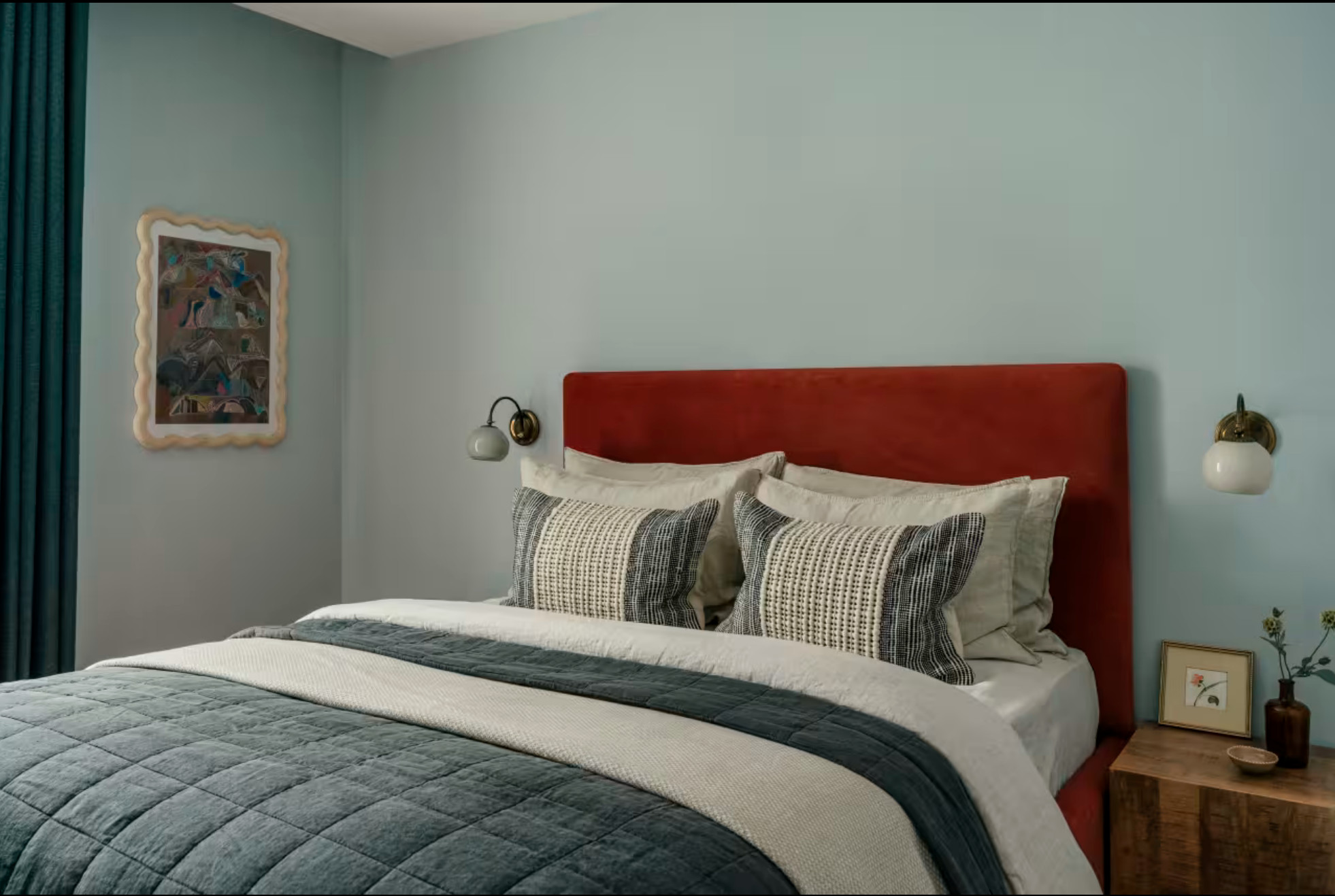 chambre murs bleus apppartement Londres sur les quais décoration contemporaine