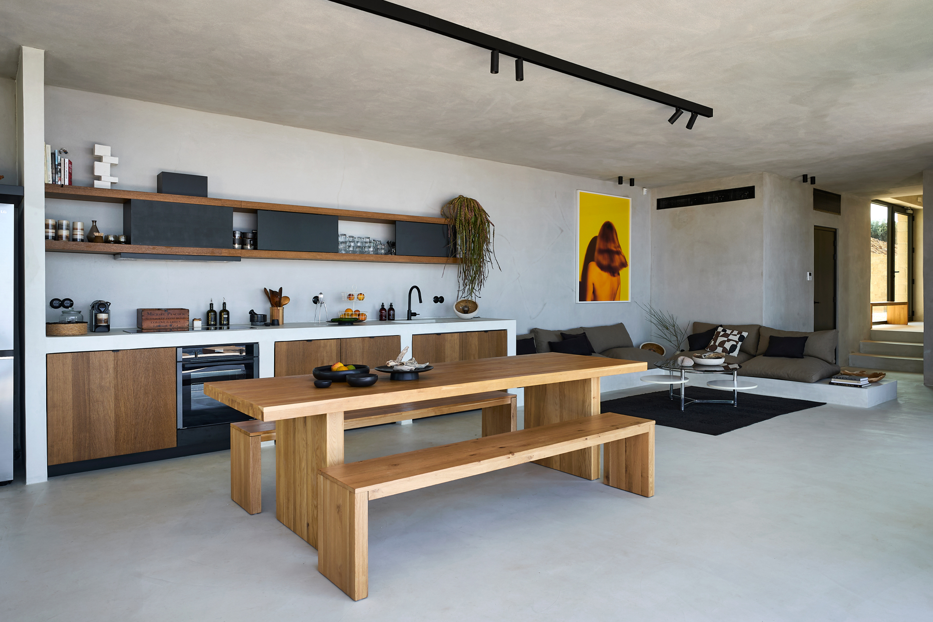 salon avec cuisine ouverte maison contemporaine en pierres Crète Metochi Lodge avec piscine