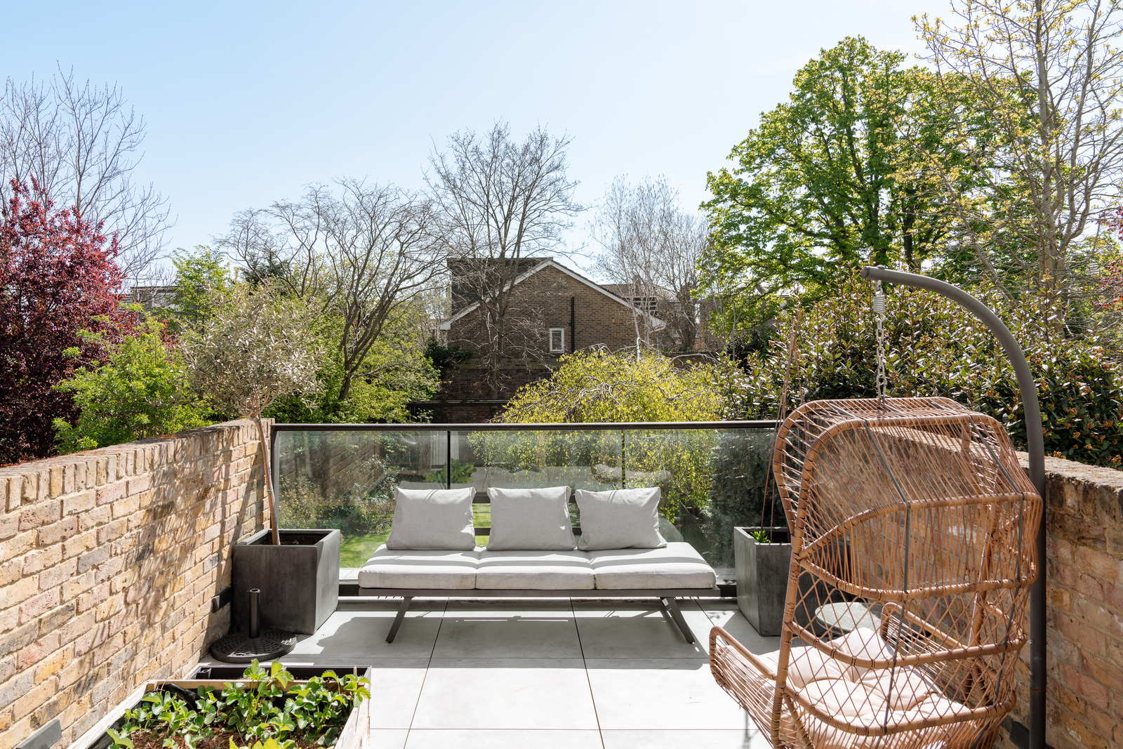 terrasse avec garde-corps vitré