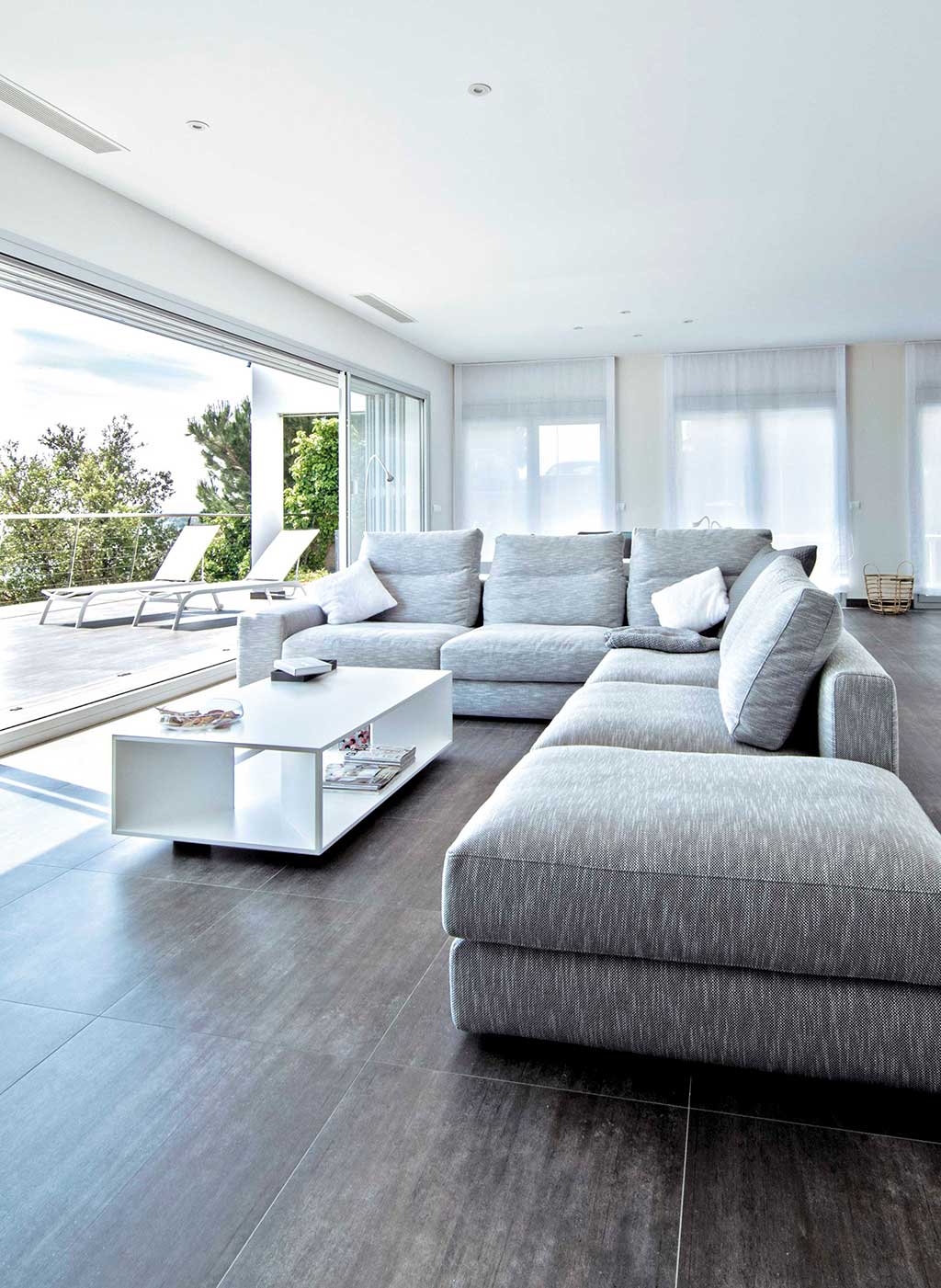 salon avec baies vitrées décoration design maison par Prêt-à-porter Casas Vistablava salon avec baies vitrées décoration design maison par Prêt-à-porter Casas Vistablava