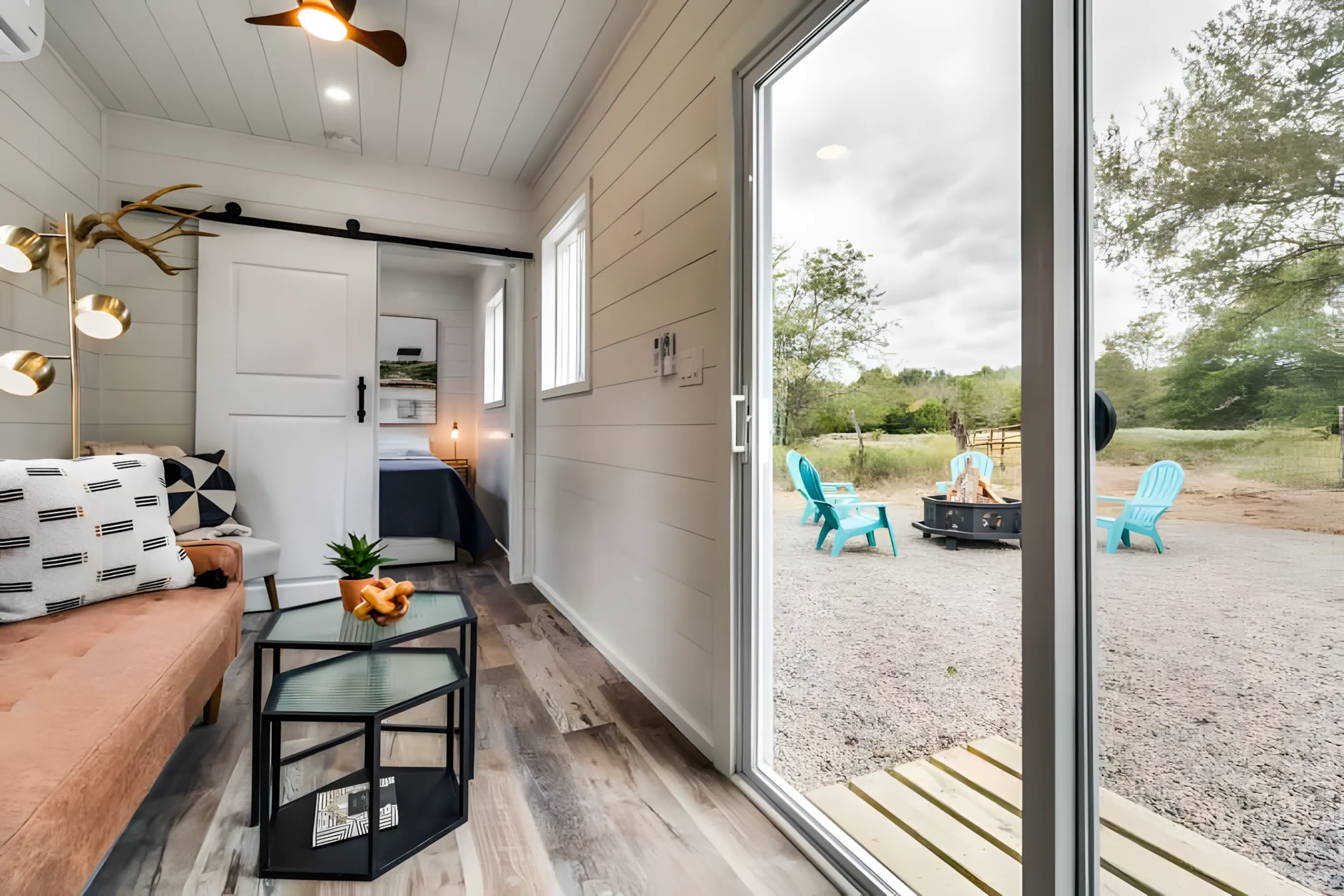 salon avec cuisine ouverte petite maison container 28m2
