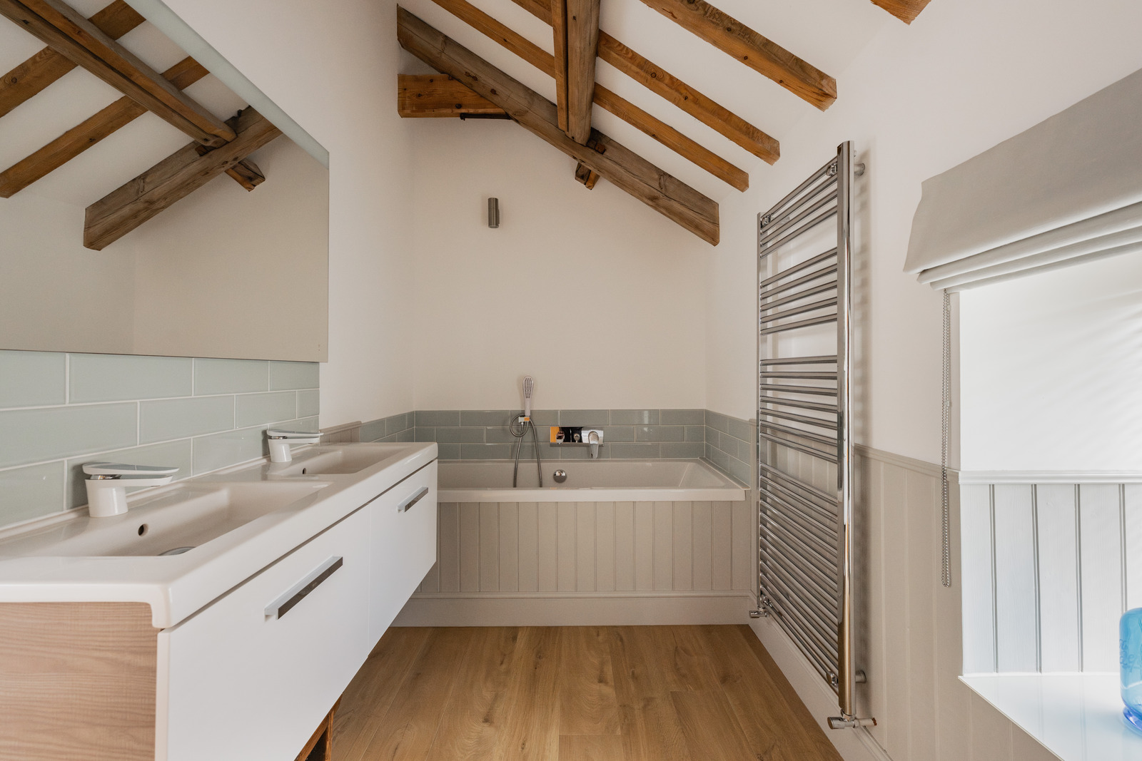 salle de bain moderne avec poutres