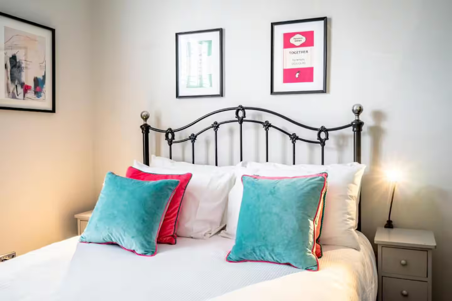 chambre avec lit métal rustique