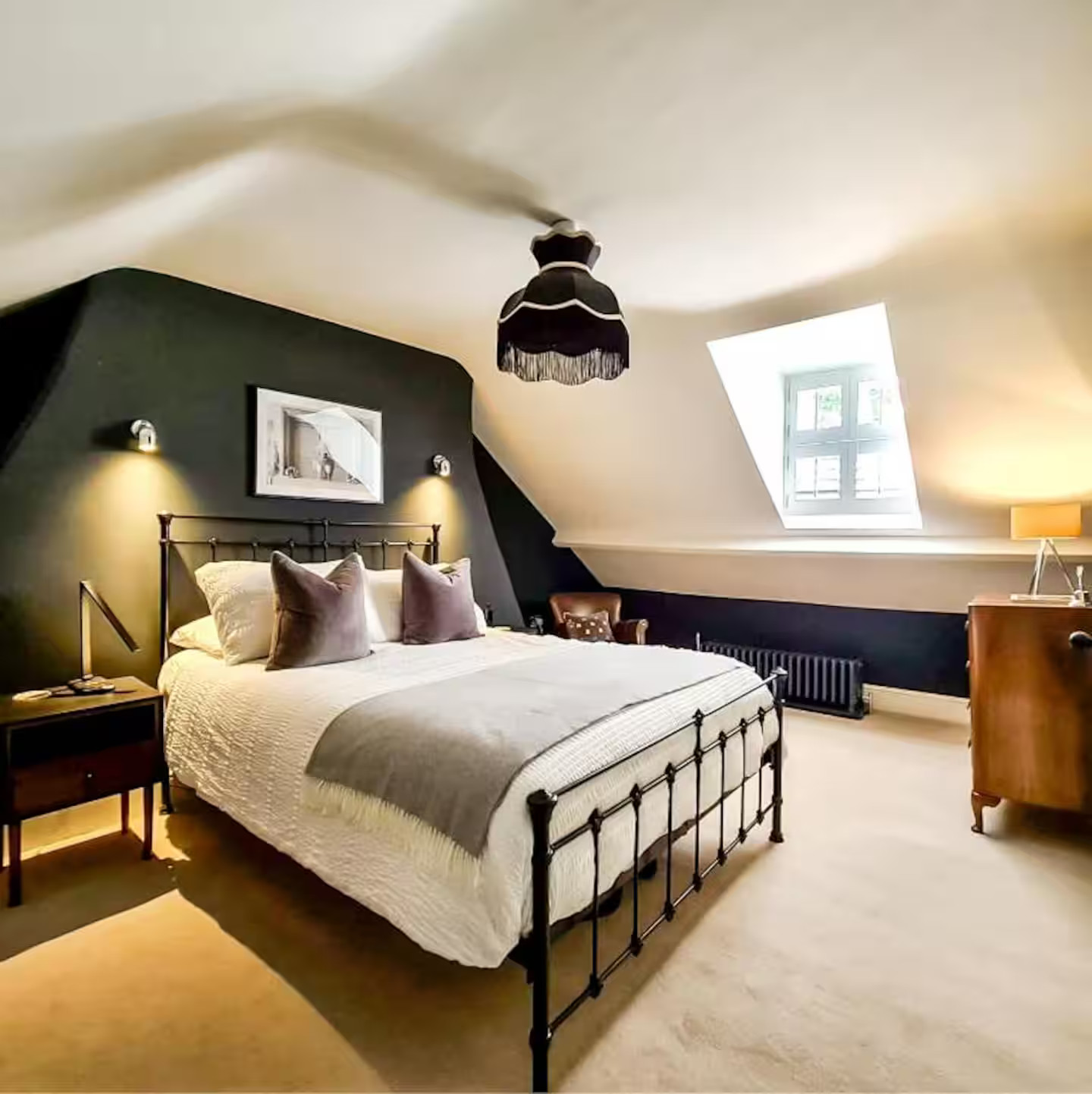 chambre mansardée avec lit métal anglais