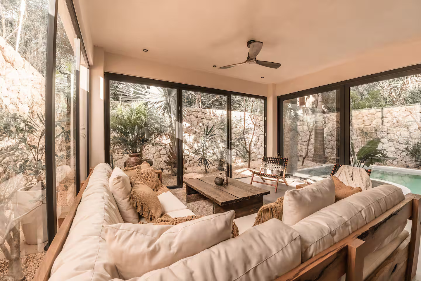 salon maison contemporaine Tulum Villa Meka décoration naturelle