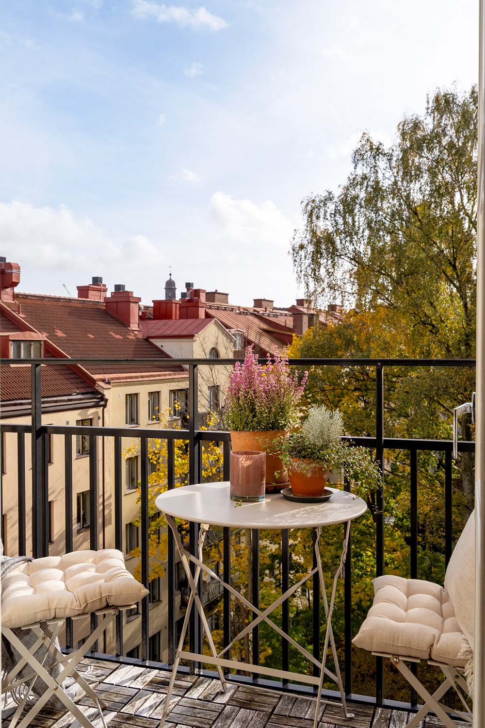 balcon sur cour avec arbres