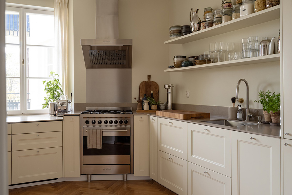 cuisine ouverte shaker ivoire décoration scandinave appartement 62m2