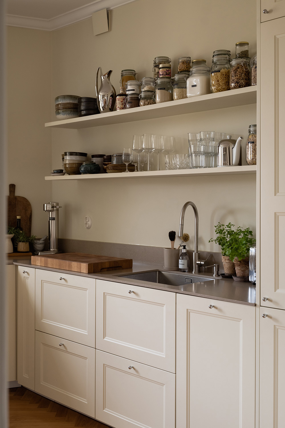 cuisine ouverte shaker ivoire décoration scandinave appartement 62m2