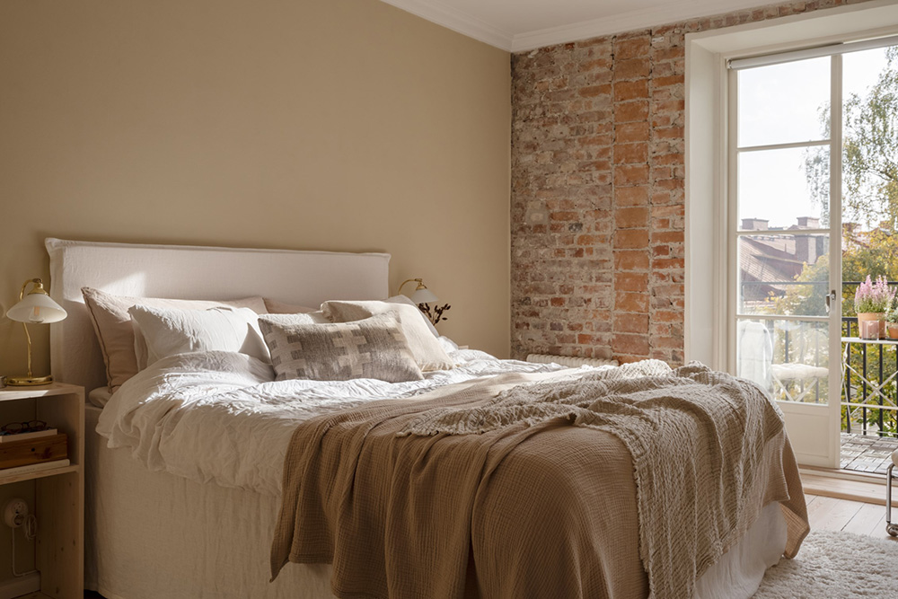 chambre avec murs briques anciennes