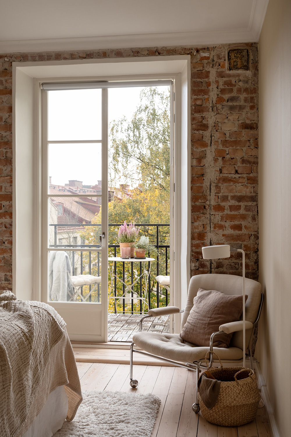 chambre avec mur de briques anciennes