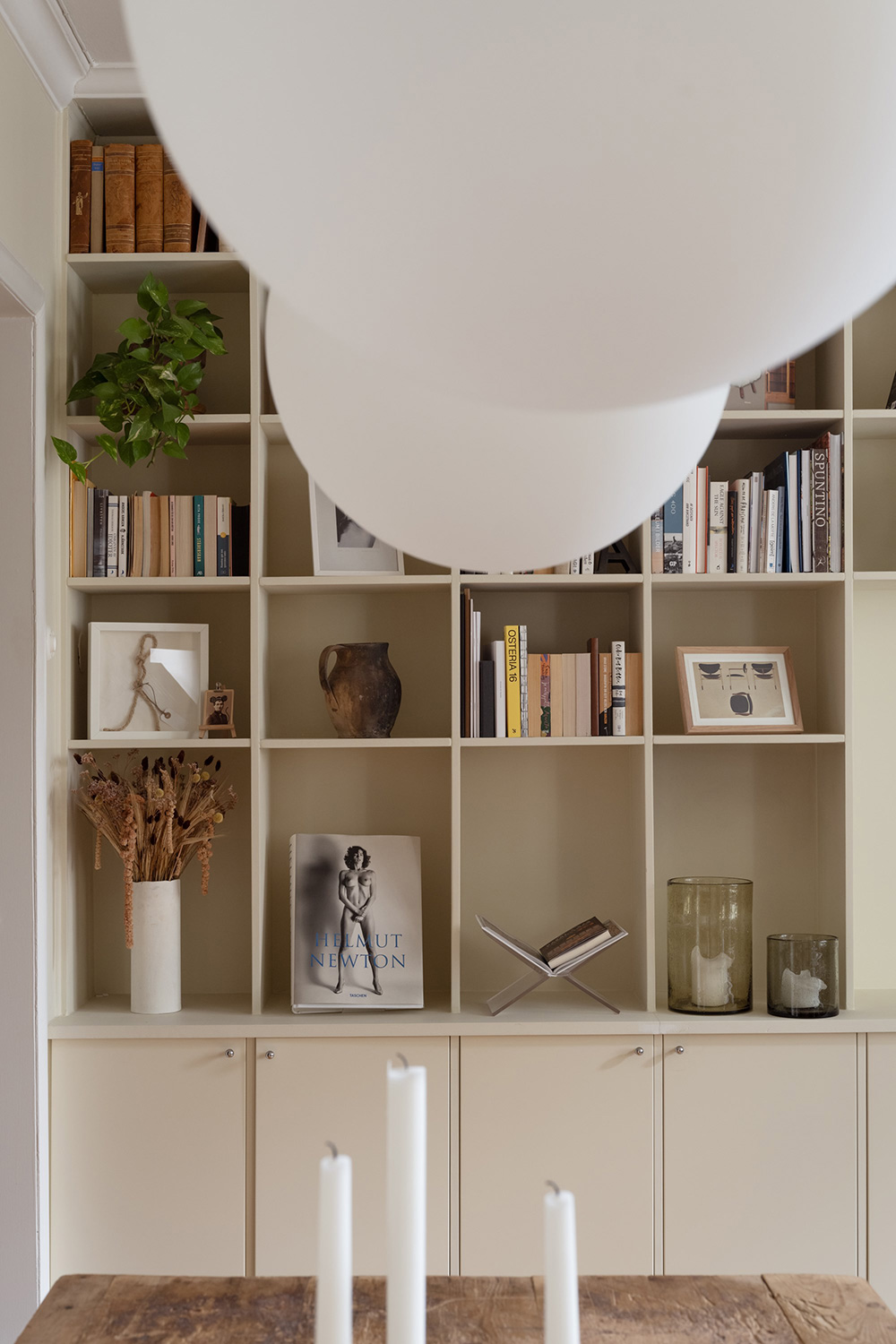 salon avec grande bibliothèque appartement 62m2