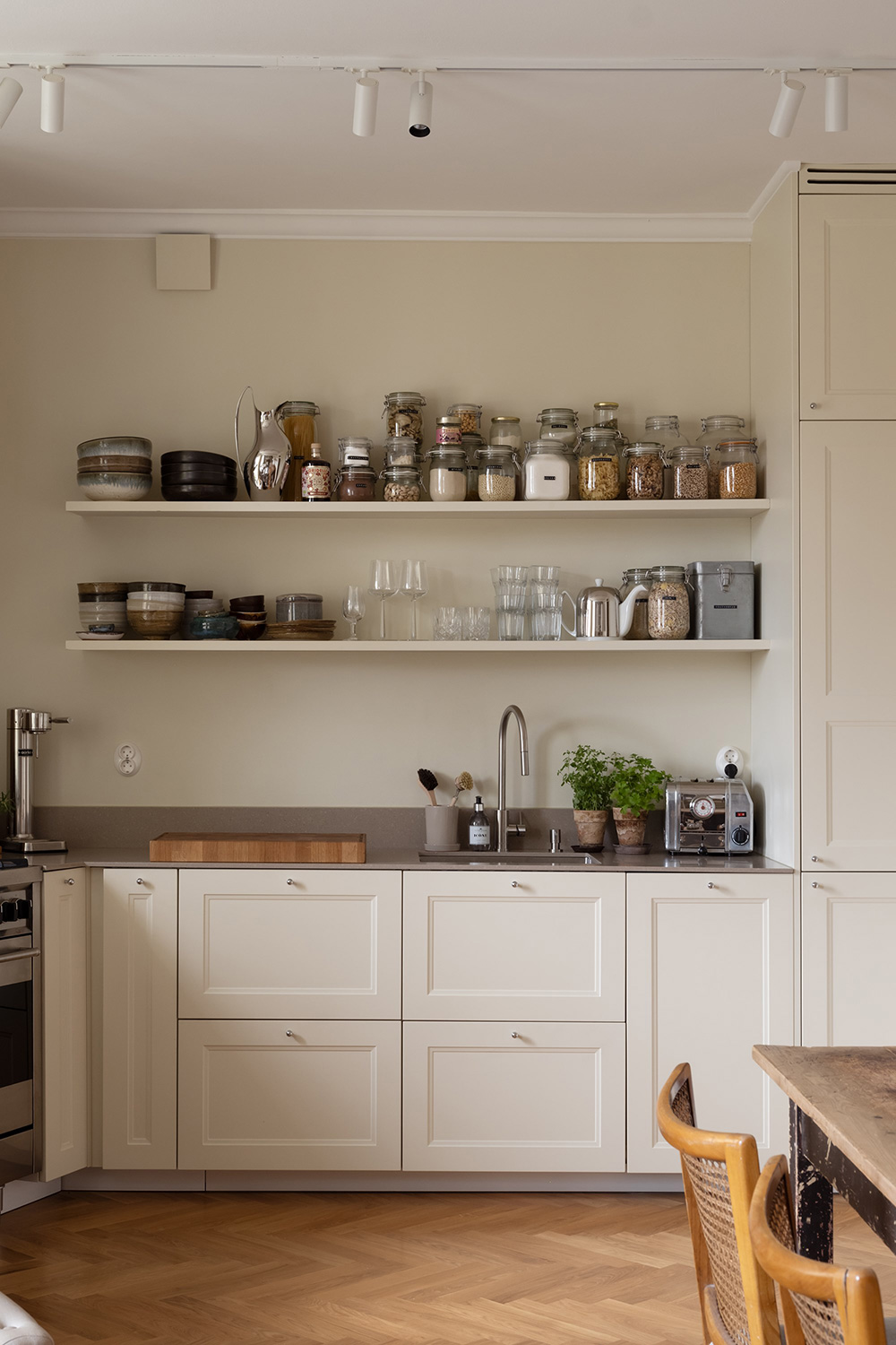 cuisine ouverte shaker ivoire décoration scandinave appartement 62m2