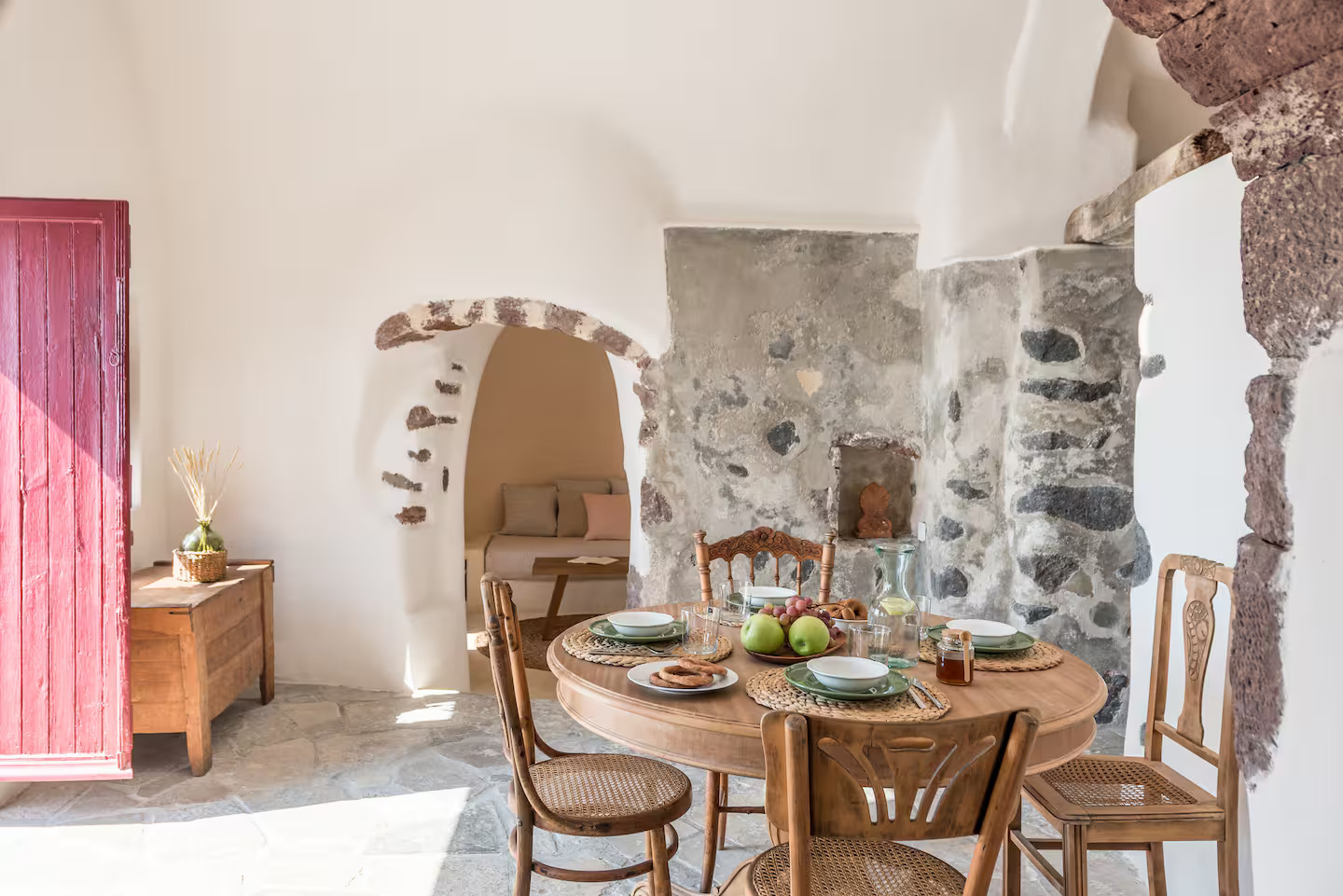 salle à manger murs pierres maison troglodyte à Santorin décoration rustique salle à manger murs pierres maison troglodyte à Santorin décoration rustique