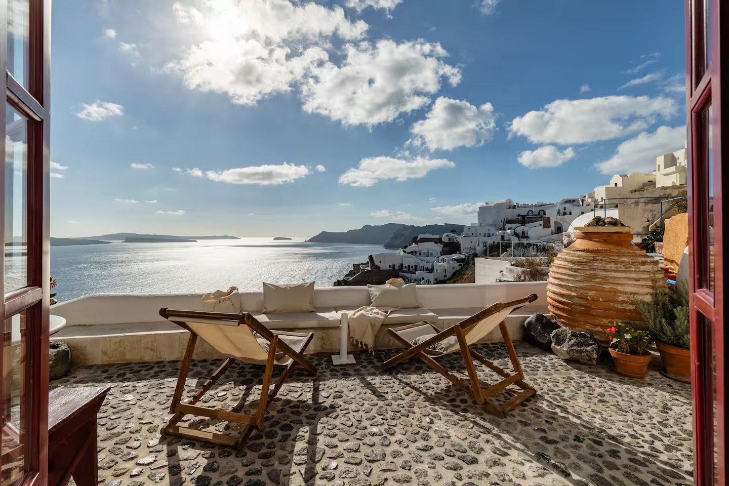 terrasse vue mer maison troglodyte à Santorin terrasse vue mer maison troglodyte à Santorin
