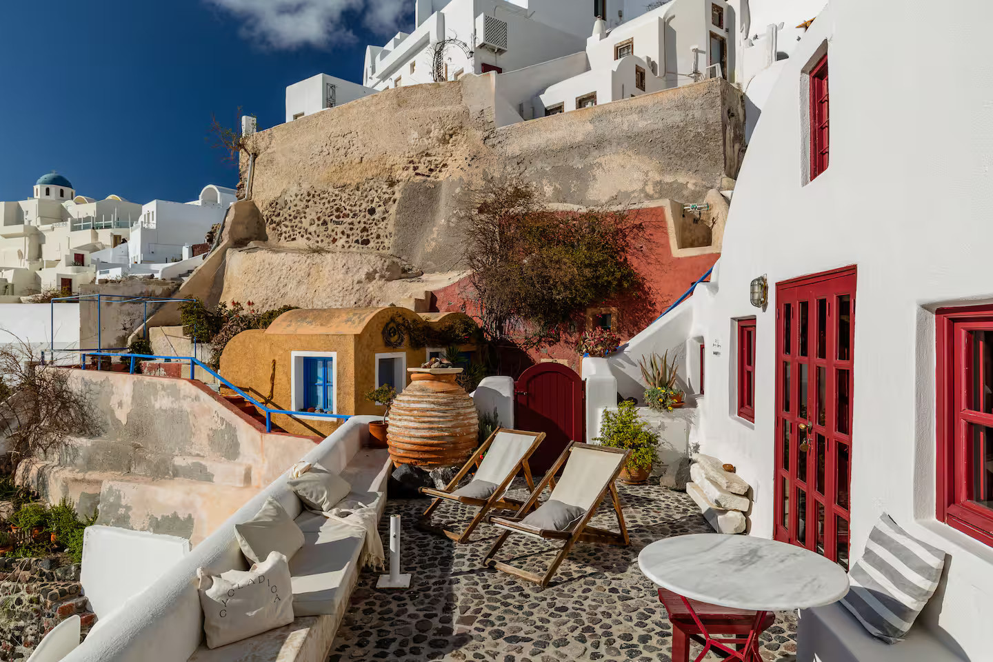 terrasse vue mer maison troglodyte à Santorin terrasse vue mer maison troglodyte à Santorin