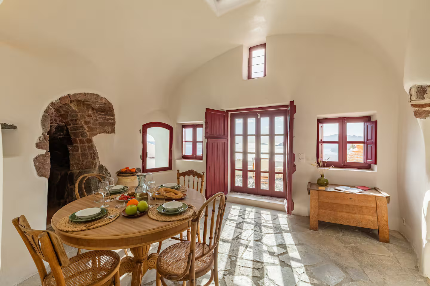 salle à manger murs pierres maison troglodyte à Santorin décoration rustique salle à manger murs pierres maison troglodyte à Santorin décoration rustique