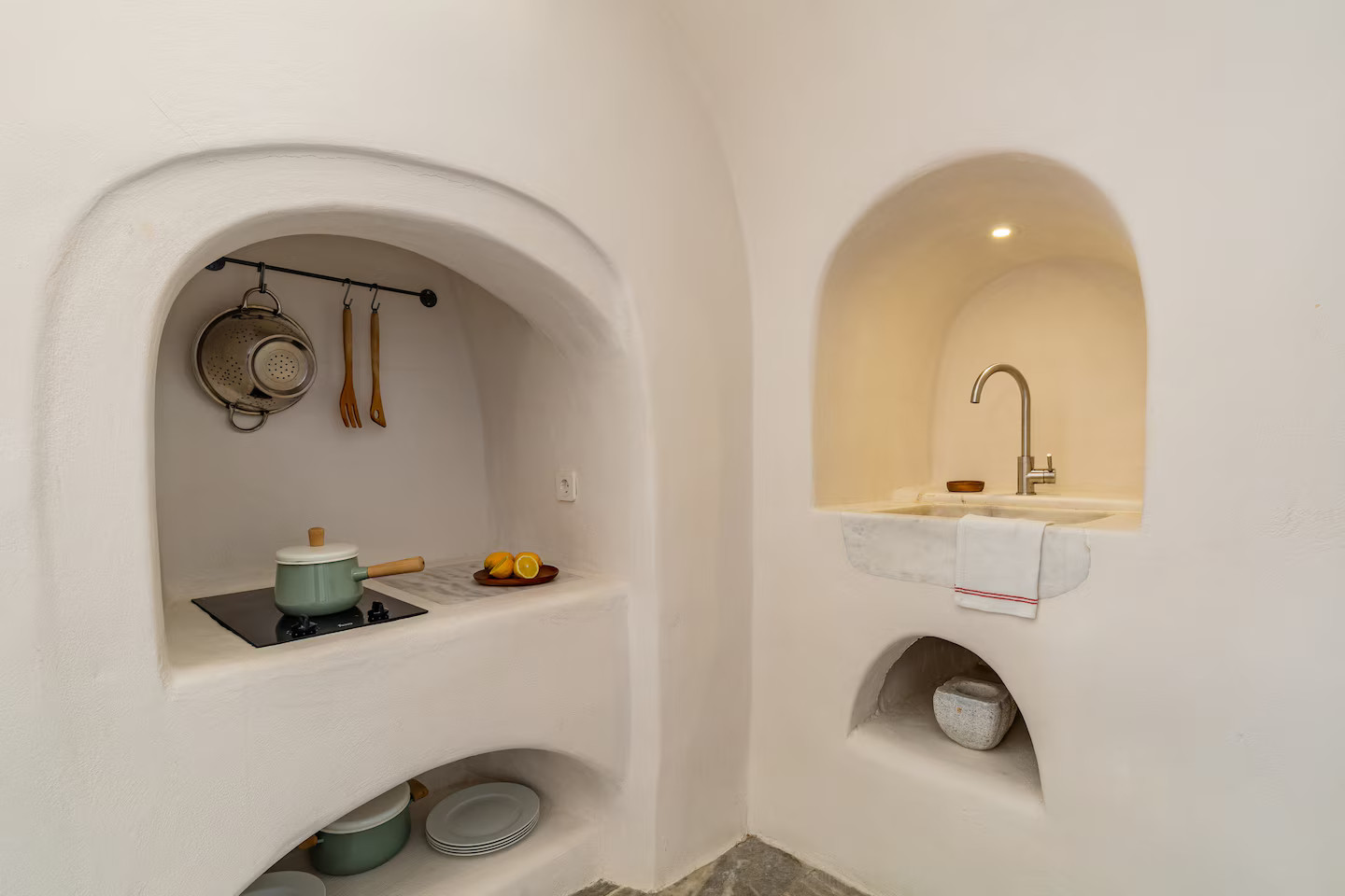 cuisine maison troglodyte à Santorin décoration rustique cuisine maison troglodyte à Santorin décoration rustique