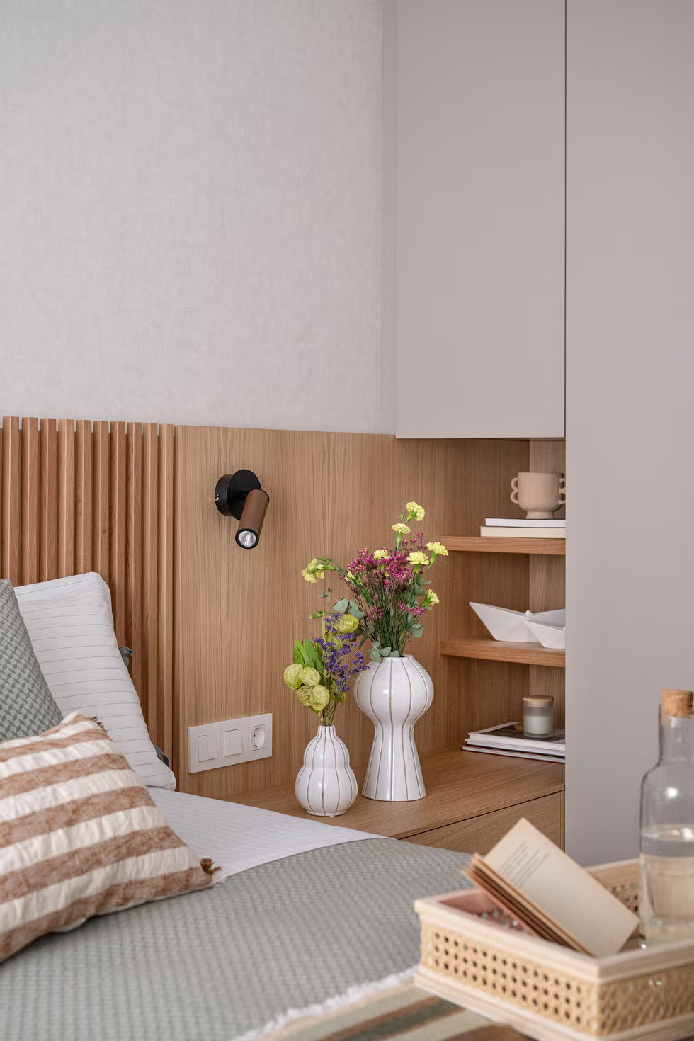 chambre moderne grise et bois