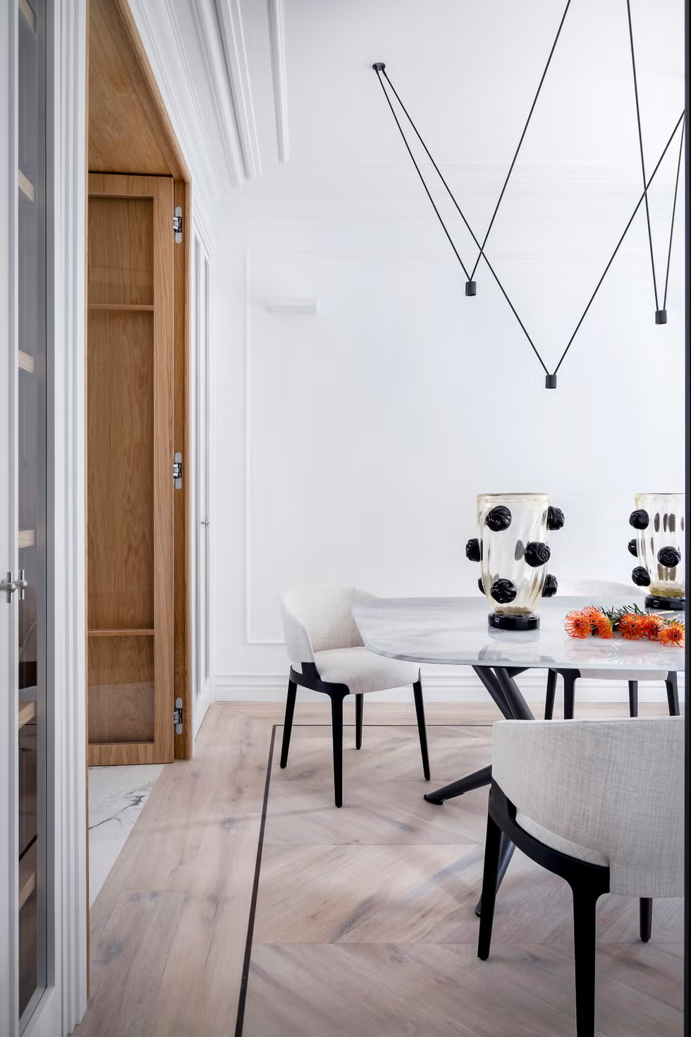salle à manger moderne avec moulures