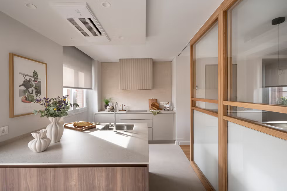 cuisine avec îlot verrière bois décoration contemporaine