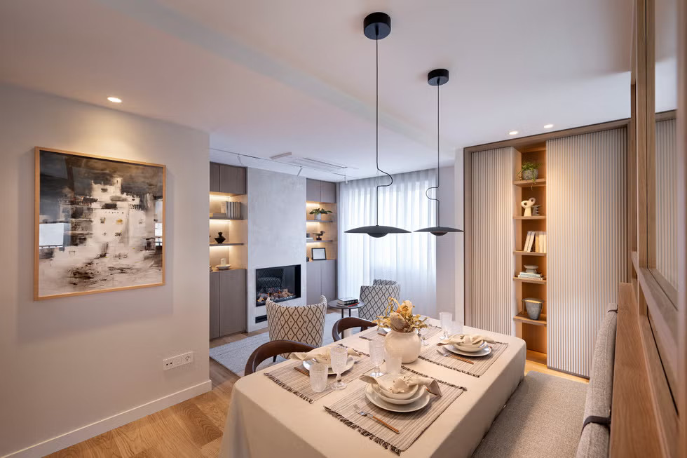 salon avec cheminée et salle à manger avec verrière bois décoration contemporaine
