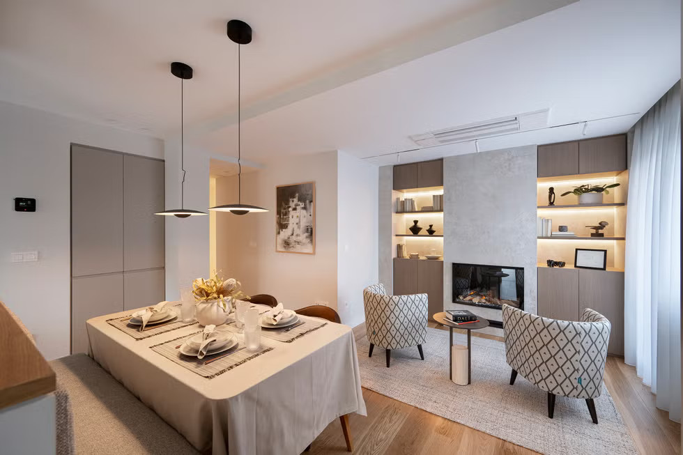 salon avec cheminée et salle à manger décoration contemporaine