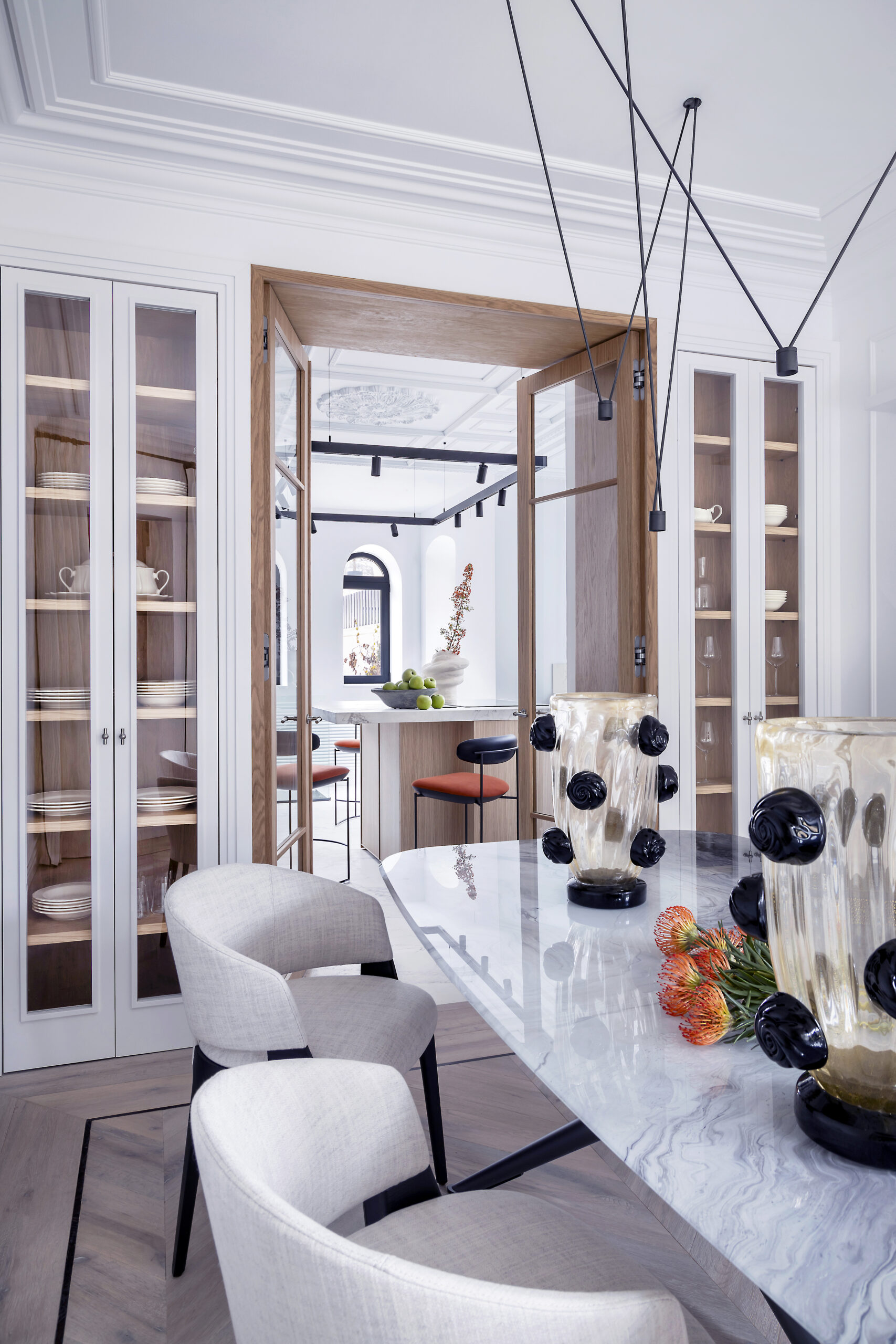 salle à manger moderne avec moulures