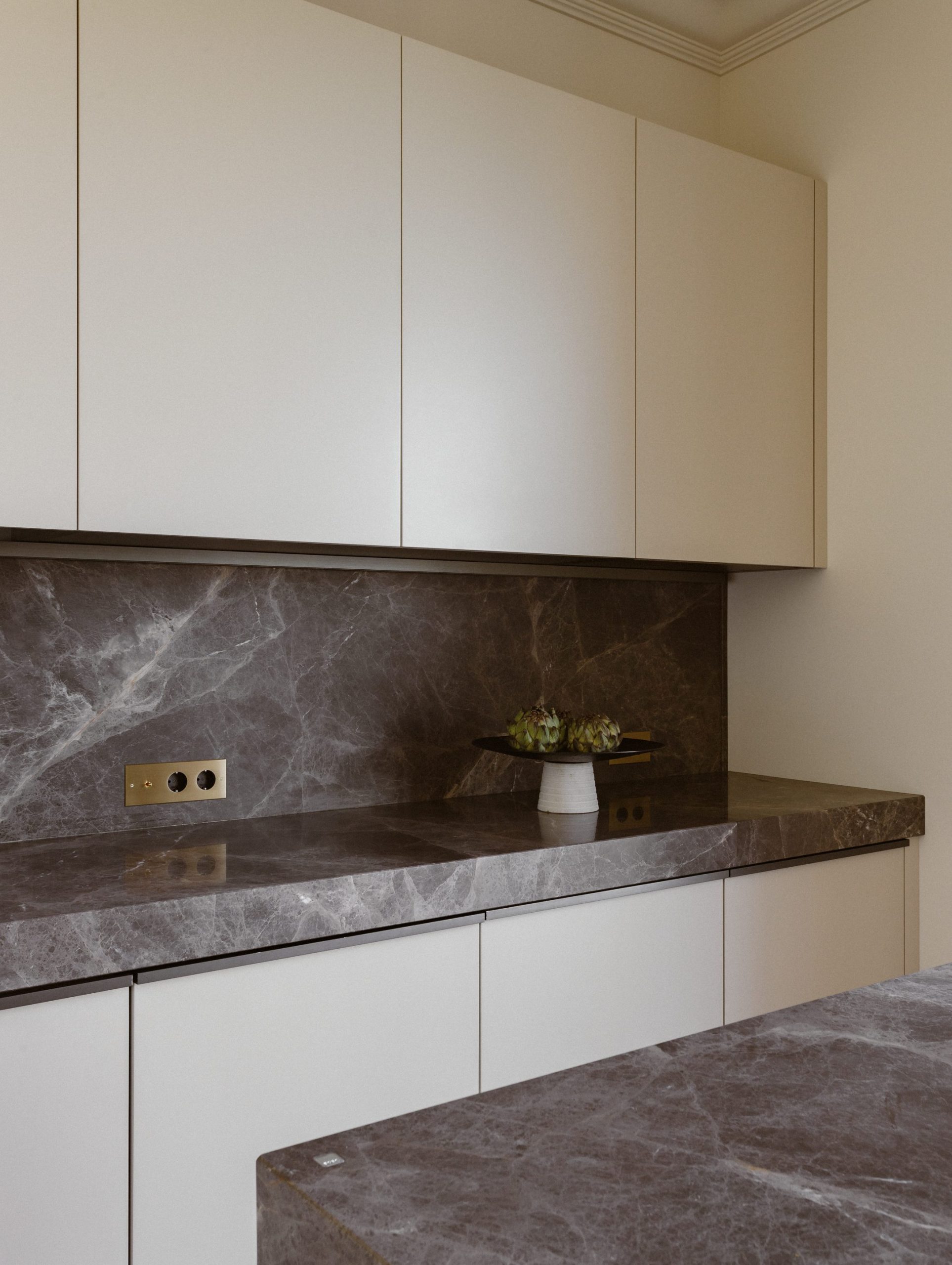 cuisine design beige et marbre