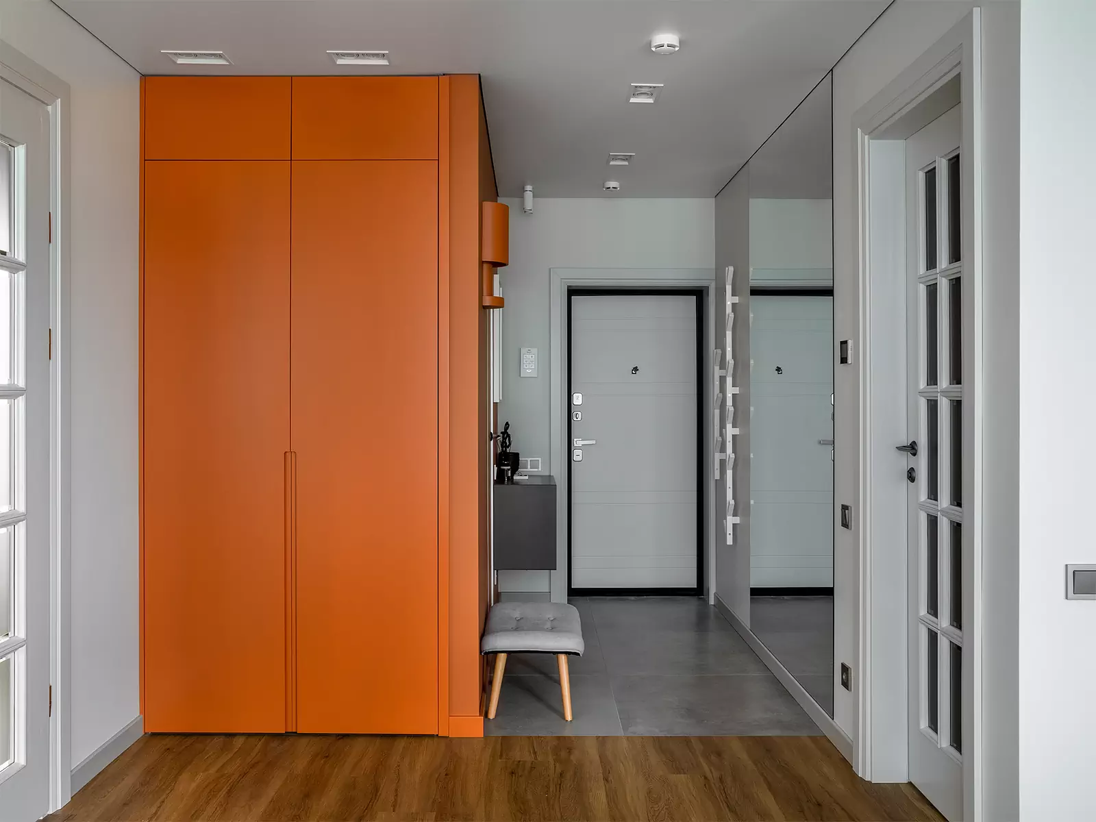 entrée meuble orange appartement 52m2 décoration contemporaine
